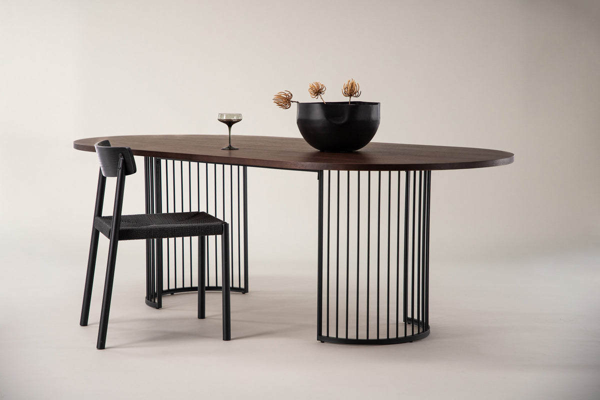 Hamneskär Tisch in Nussbaum präsentiert im Onlineshop von KAQTU Design AG. Esstisch ist von Vind