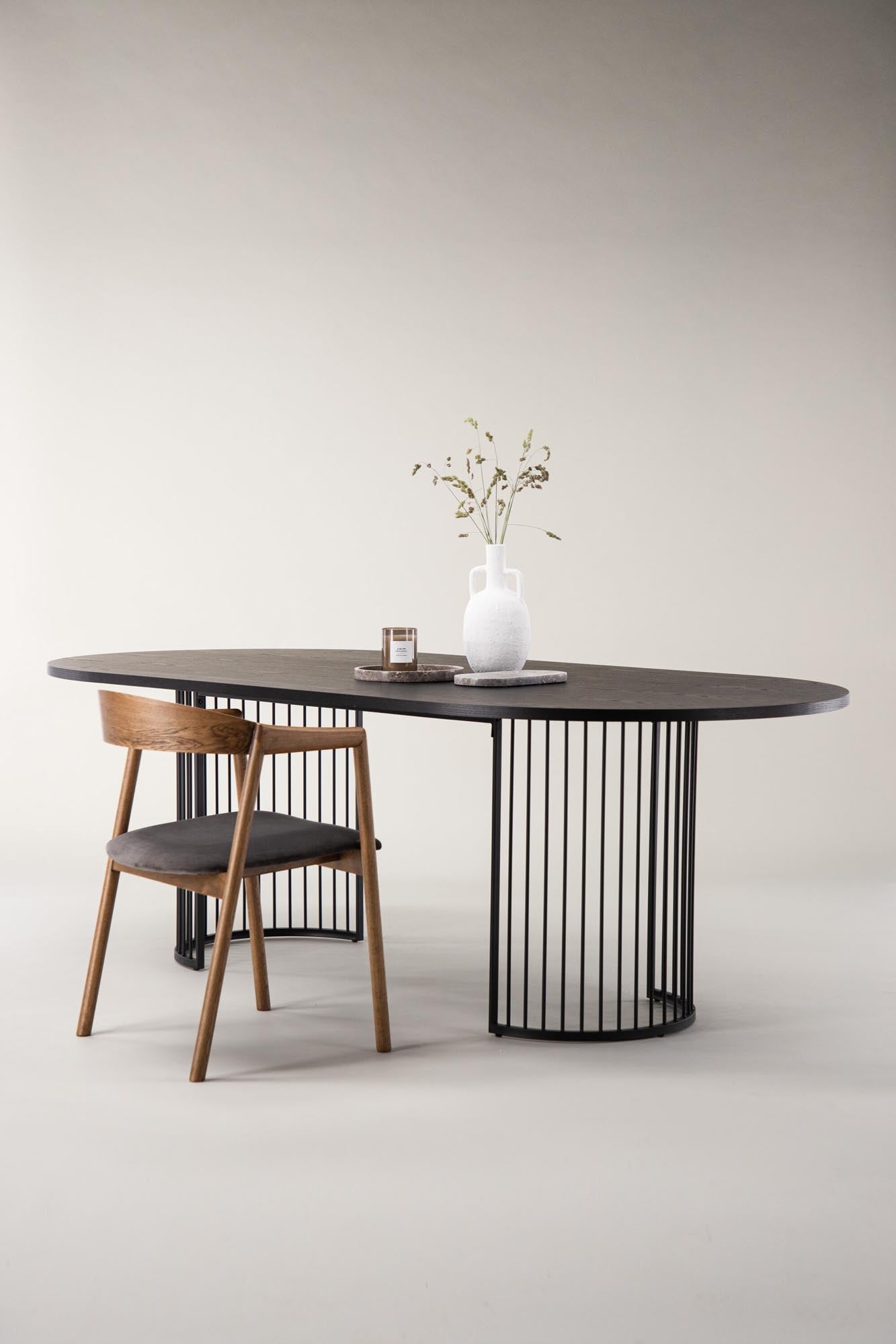 Hamneskär Tisch von Vind: Stilvoller Esstisch aus robustem MDF, perfekt für jeden Einrichtungsstil und gesellige Zusammenkünfte.