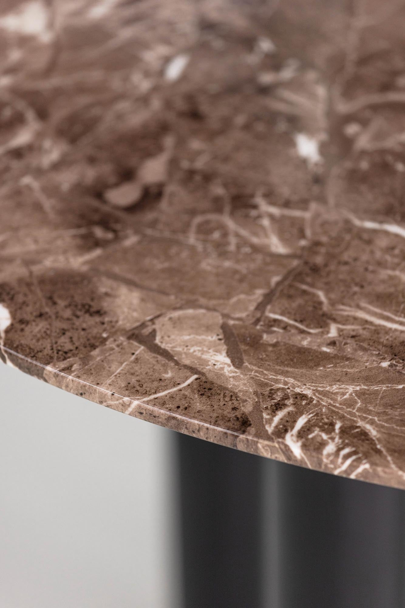 Havsten Tisch von Vind: Eleganter Esstisch mit Marmorimitat und stabilen Metallbeinen für gesellige Momente und stilvolle Einrichtung.