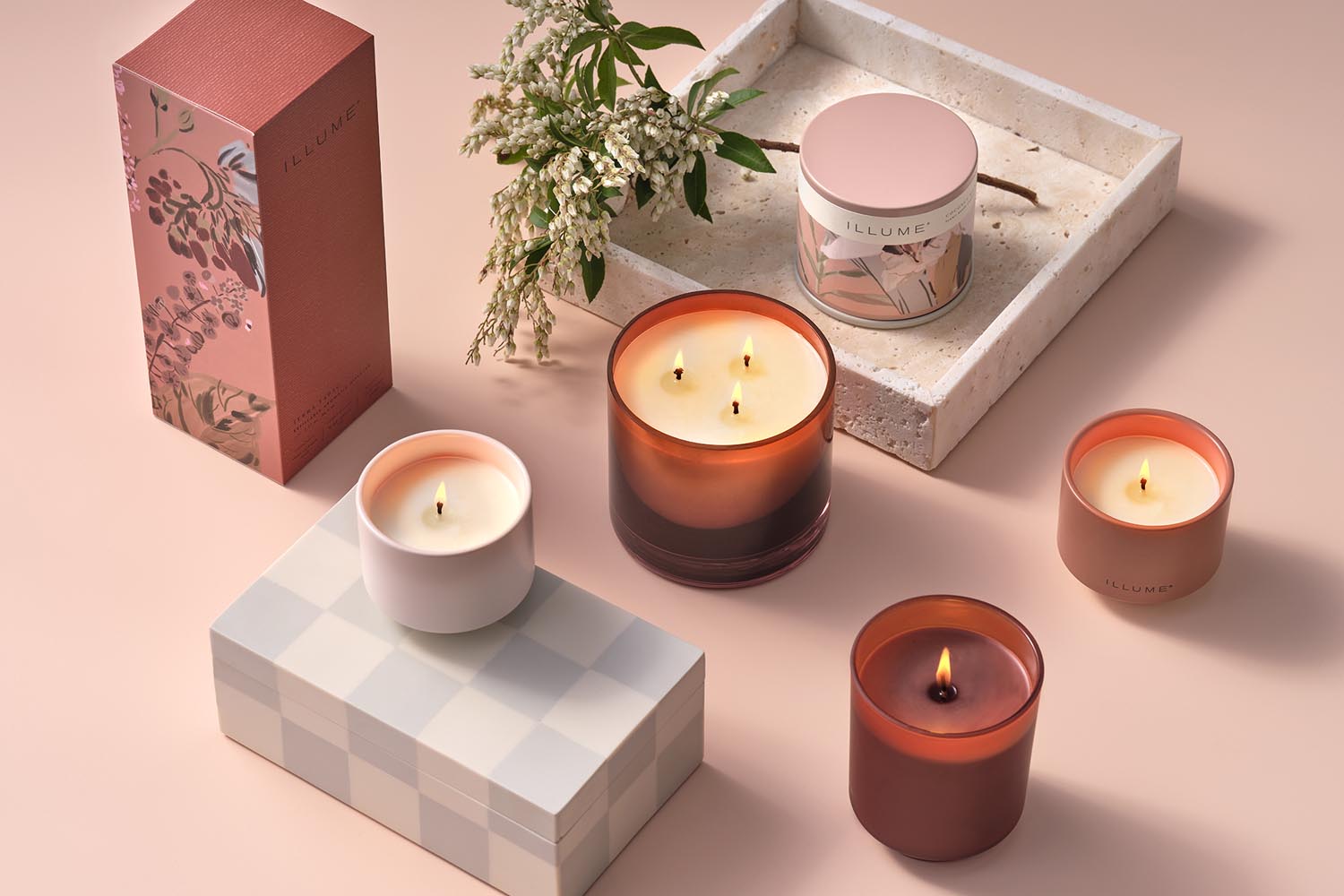 Terra Tabac Statement Glas Kerze, Braun, in Braun präsentiert im Onlineshop von KAQTU Design AG. Duftkerze ist von Illume