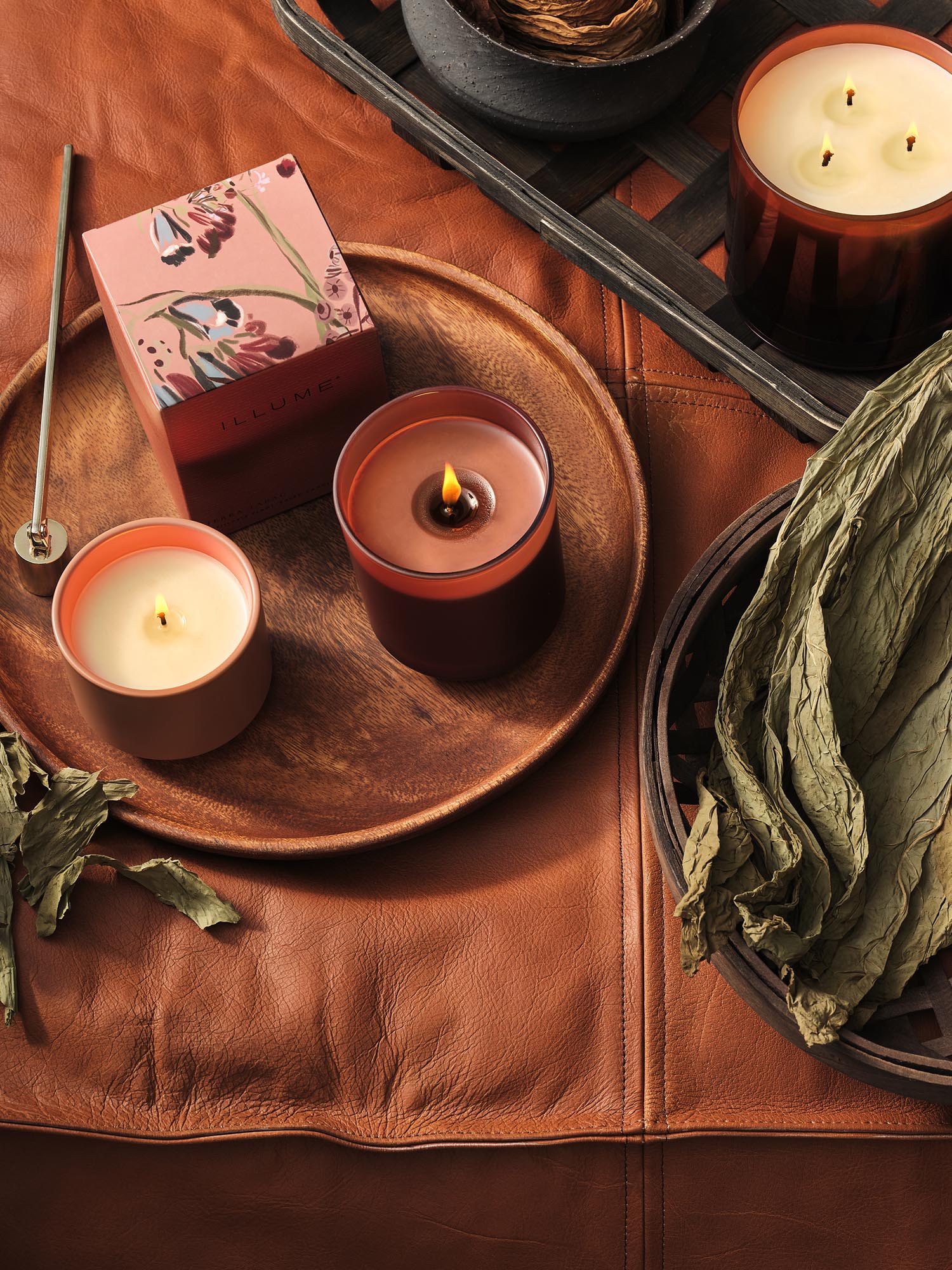 Terra Tabac Statement Glas Kerze, Braun, in Braun präsentiert im Onlineshop von KAQTU Design AG. Duftkerze ist von Illume