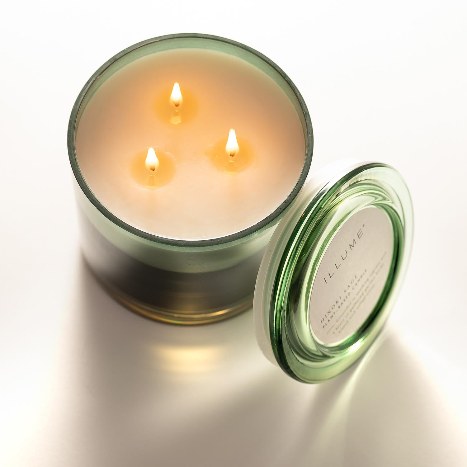 Hinoki Sage Statement Glas Kerze, Grün, in Grün präsentiert im Onlineshop von KAQTU Design AG. Duftkerze ist von Illume