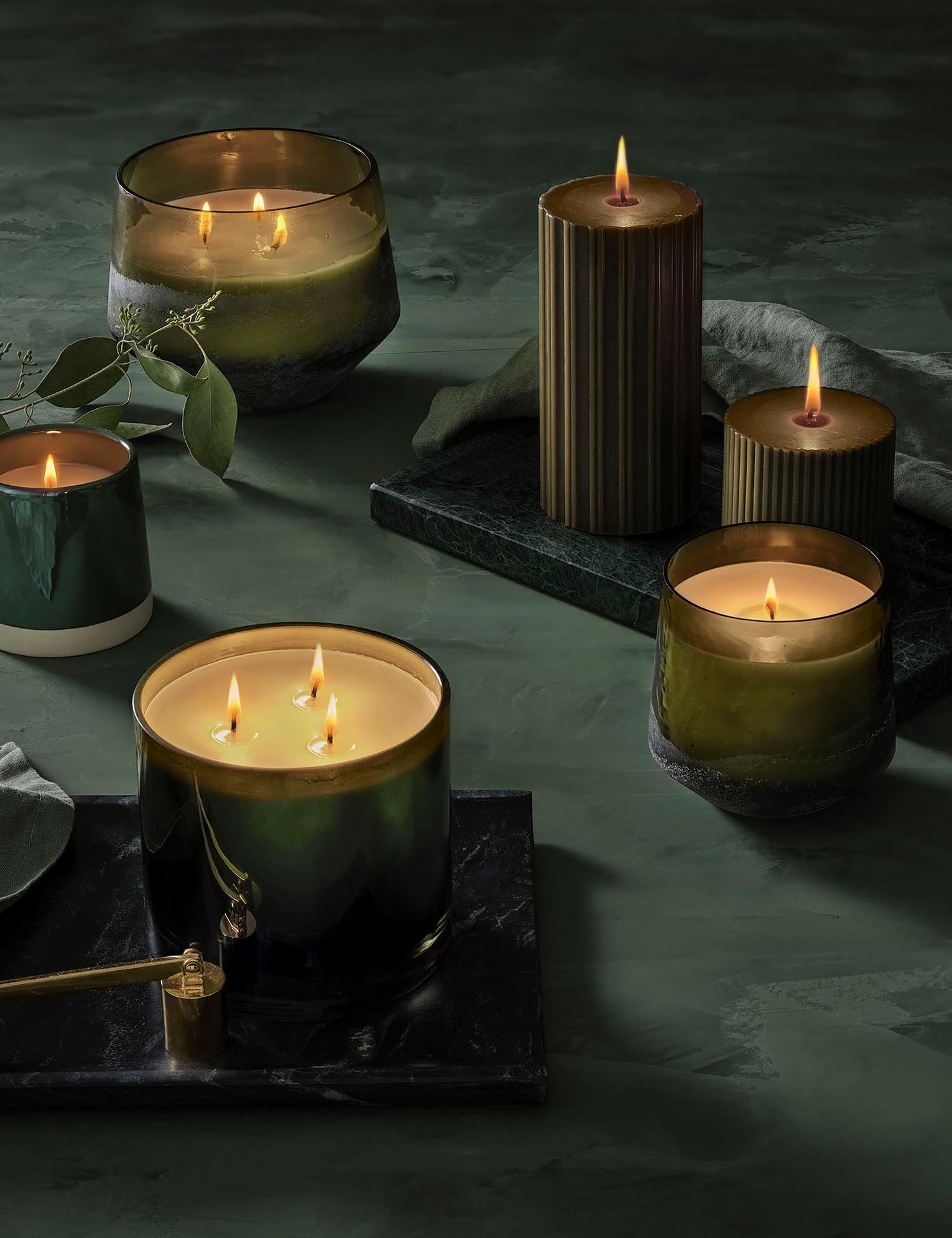 Hinoki Sage Statement Glas Kerze, Grün, in Grün präsentiert im Onlineshop von KAQTU Design AG. Duftkerze ist von Illume
