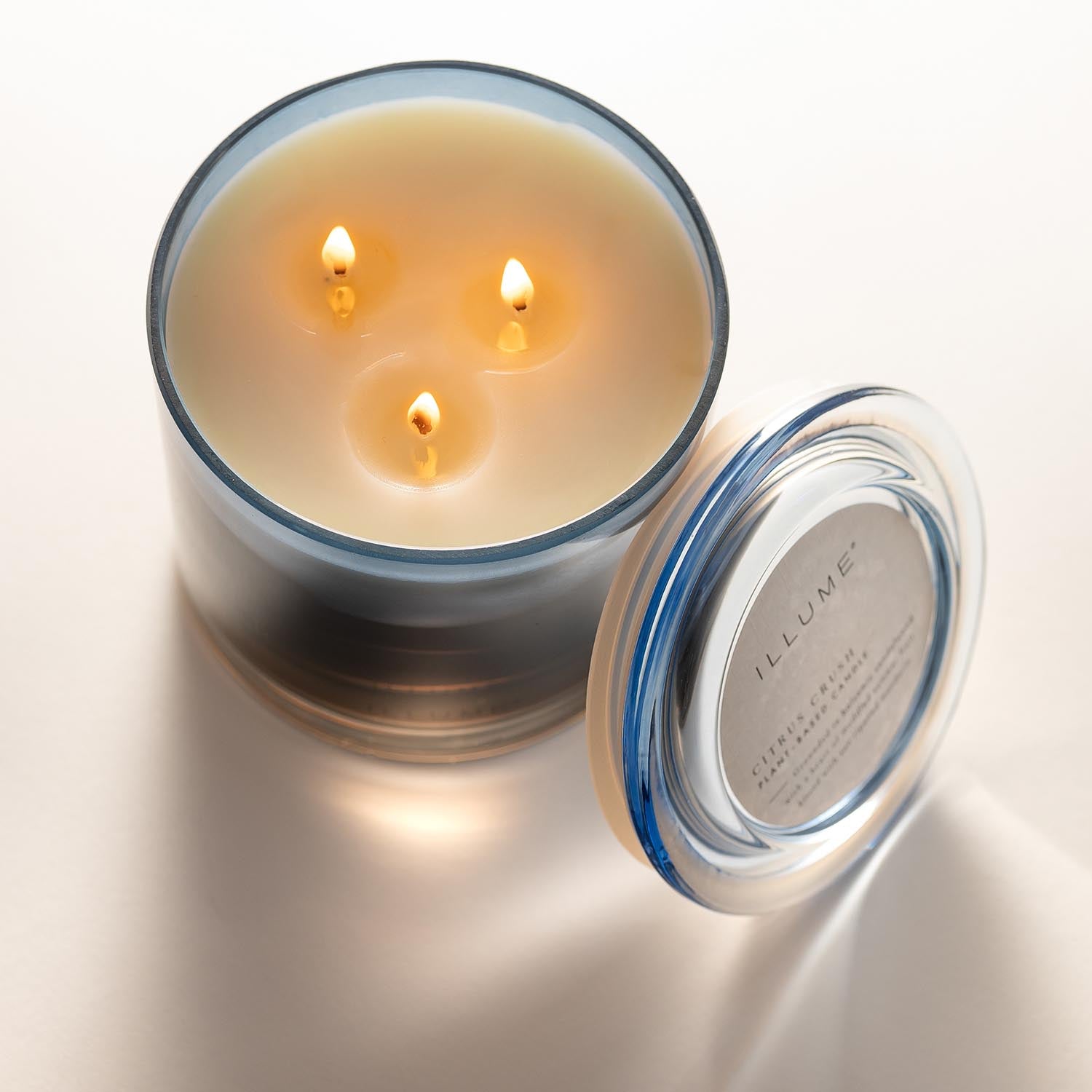 Citrus Crush Statement Glas Kerze, Blau, in Blau präsentiert im Onlineshop von KAQTU Design AG. Duftkerze ist von Illume