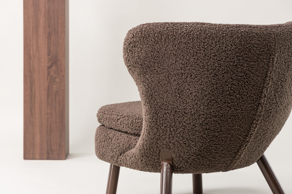 Ryxö Sessel in Braun präsentiert im Onlineshop von KAQTU Design AG. Sessel ist von Vind