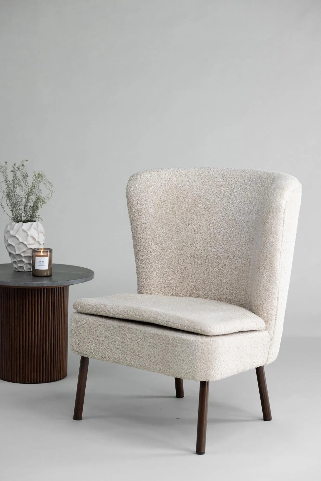 Hällsö Sessel von Vind: Komfort in Walnussholz und beigem Design.