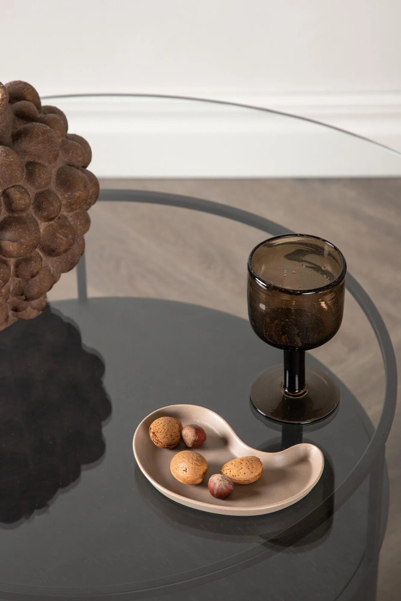 Der Bovall Coffee Tisch kombiniert stilvolles Design mit Funktionalität und hochwertigen Materialien für modernes Wohnen.