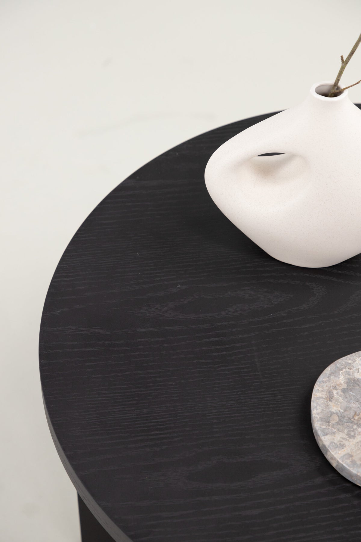 Saltö Beistelltisch in Schwarz präsentiert im Onlineshop von KAQTU Design AG. Beistelltisch ist von Vind