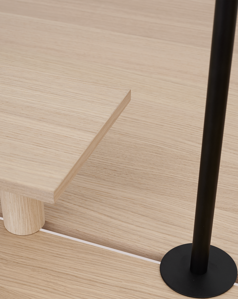 Linear System Tisch in Eichenfurnier / Eiche präsentiert im Onlineshop von KAQTU Design AG. Schreibtisch ist von Muuto