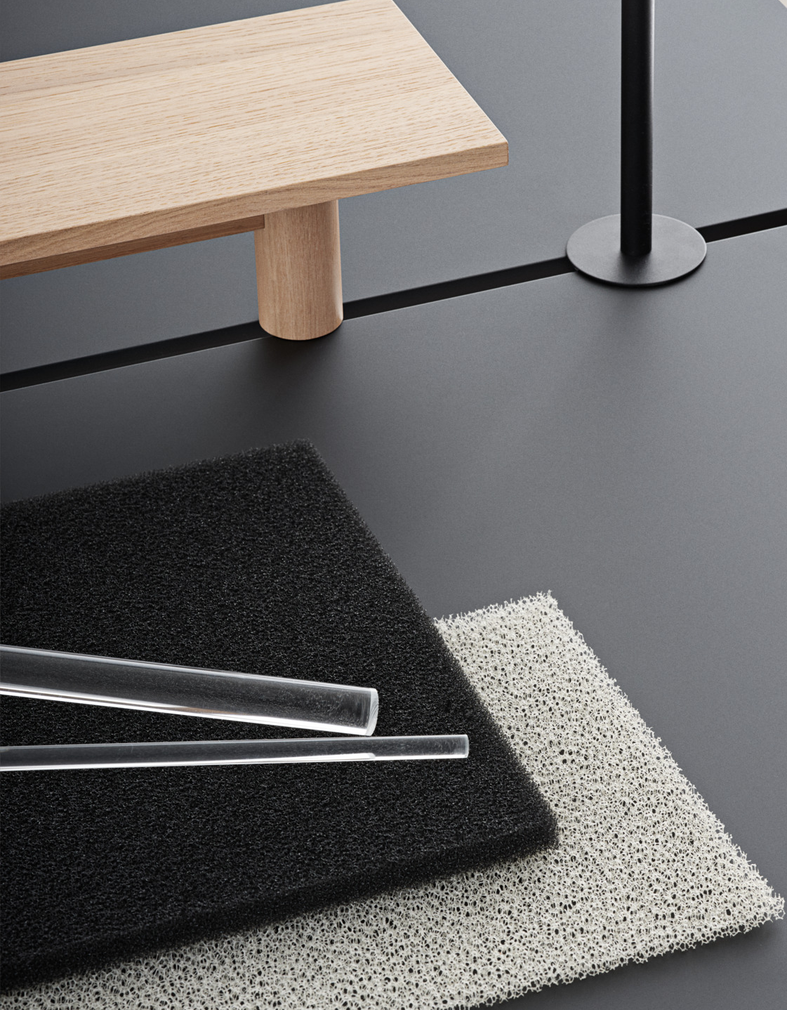 Linear System Tisch in Schwarz / Eiche präsentiert im Onlineshop von KAQTU Design AG. Schreibtisch ist von Muuto