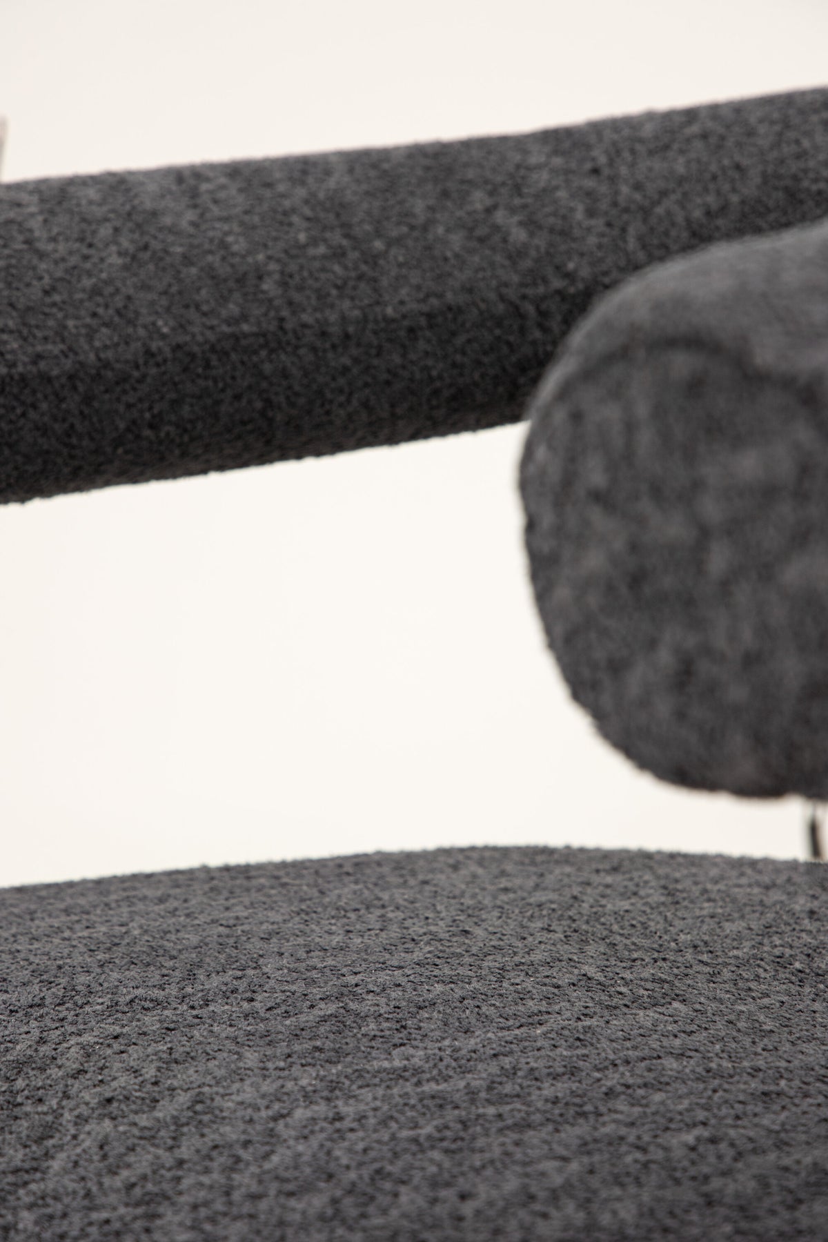 Hökåsen x Josefin Lustig Sessel in Dunkelgrau präsentiert im Onlineshop von KAQTU Design AG. Sessel mit Armlehnen ist von Vind