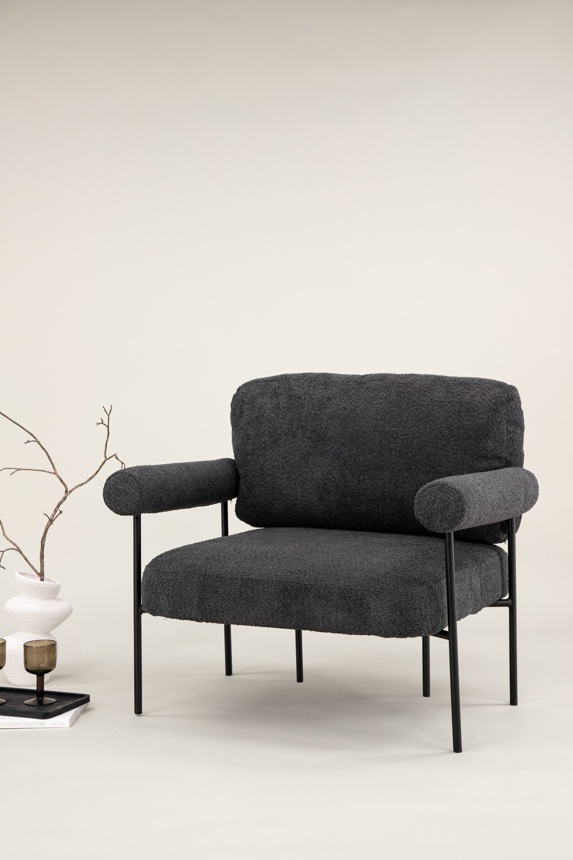 Tillberga x Josefin Lustig Sessel in Dunkelgrau präsentiert im Onlineshop von KAQTU Design AG. Sessel mit Armlehnen ist von Vind