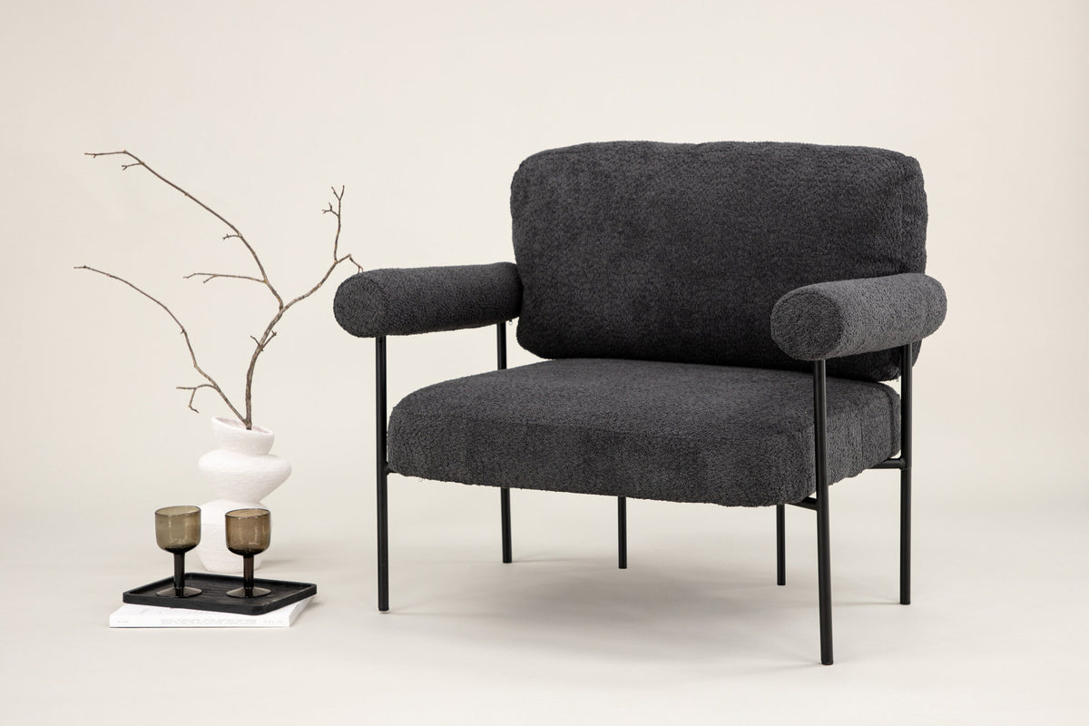 Tillberga x Josefin Lustig Sessel in Dunkelgrau präsentiert im Onlineshop von KAQTU Design AG. Sessel mit Armlehnen ist von Vind