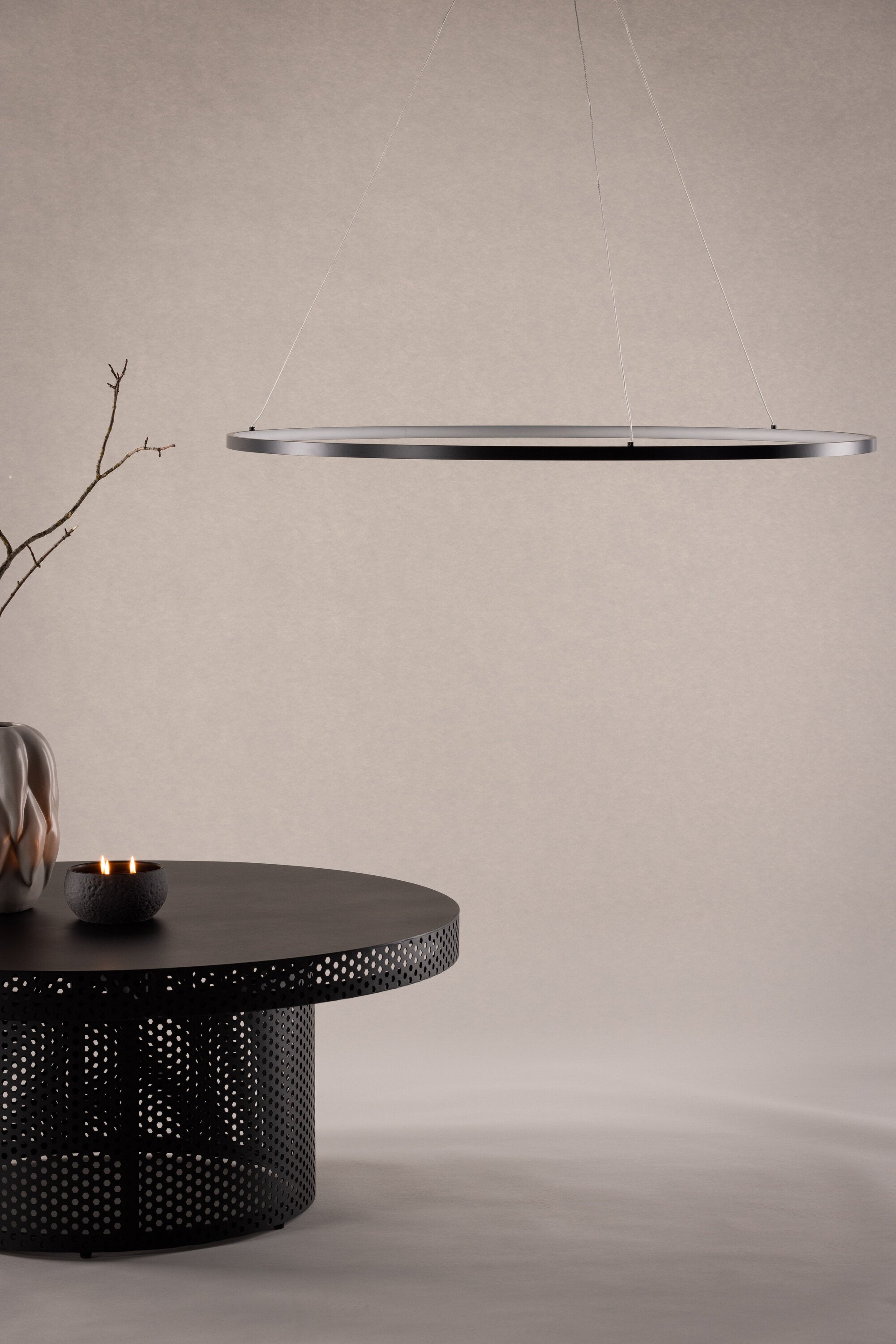 Rödäng x Josefin Lustig Pendelleuchte in Schwarz präsentiert im Onlineshop von KAQTU Design AG. Pendelleuchte ist von Vind