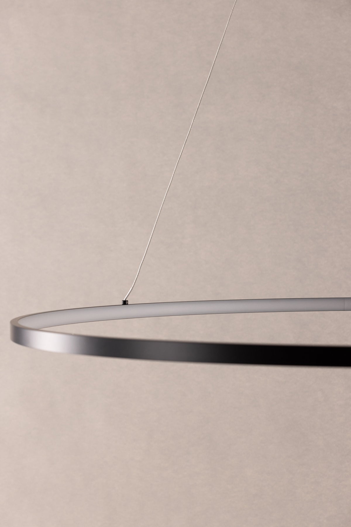 Rödäng x Josefin Lustig Pendelleuchte in Schwarz präsentiert im Onlineshop von KAQTU Design AG. Pendelleuchte ist von Vind