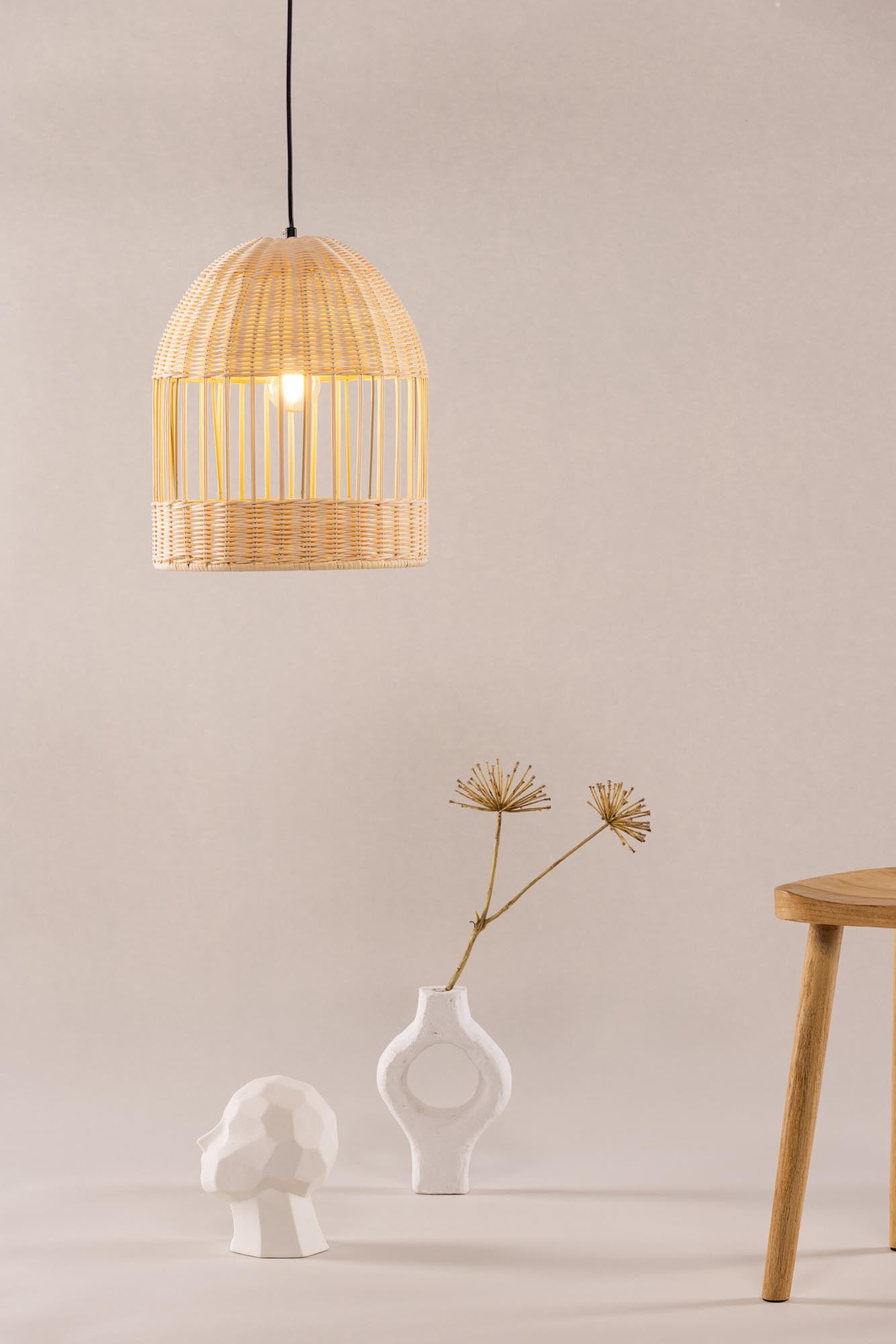 Alsbäck Pendelleuchte von Vind: Stilvolles Design aus hochwertigem Rattan, ideal für gemütliche Wohnräume und harmonische Einrichtung.