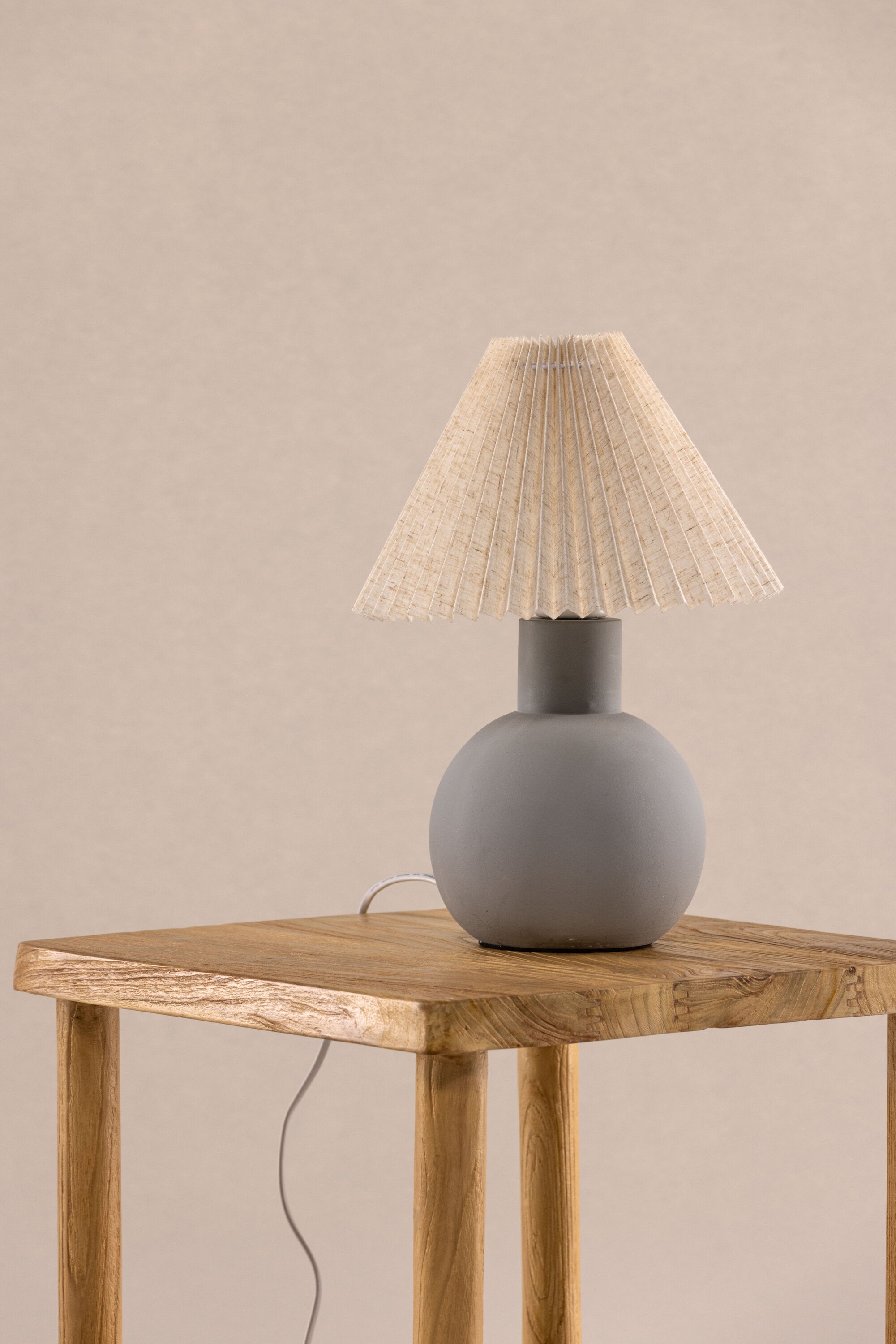 Älvsborg Tischleuchte in Grau präsentiert im Onlineshop von KAQTU Design AG. Tischleuchte ist von Vind