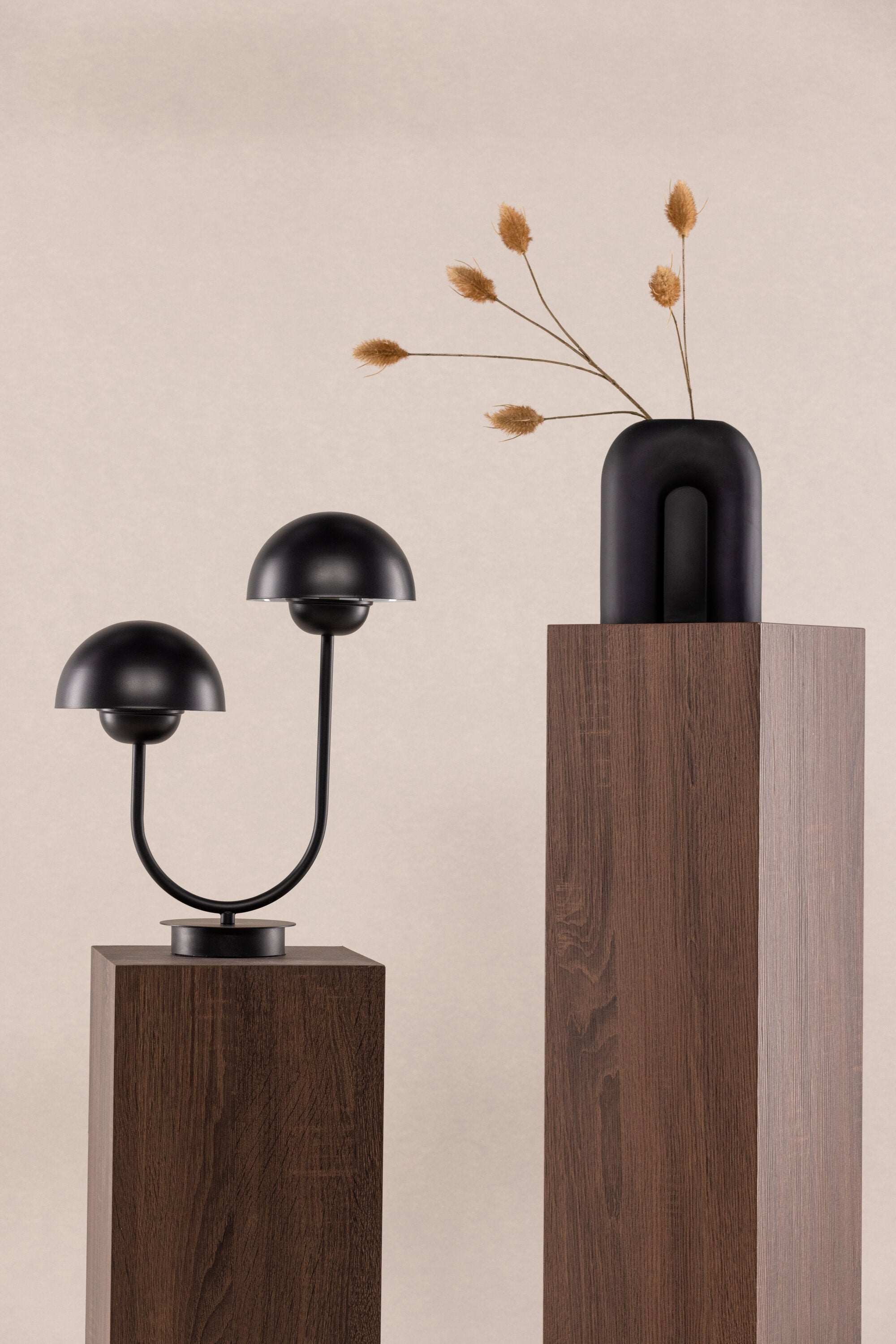 Lyckorna Tischleuchte in Schwarz präsentiert im Onlineshop von KAQTU Design AG. Tischleuchte ist von Vind