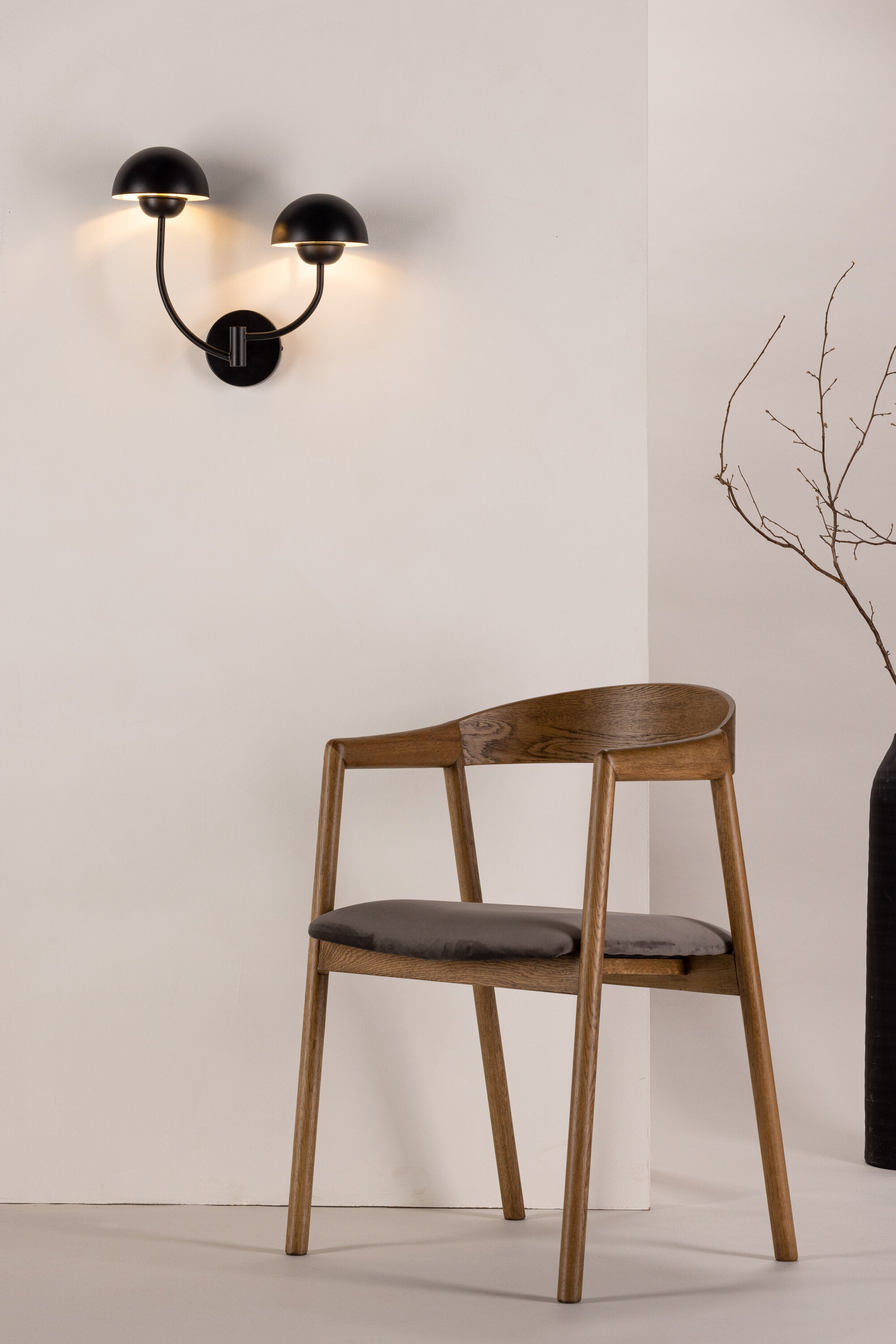 Lyckorna Wandleuchte in Schwarz präsentiert im Onlineshop von KAQTU Design AG. Wandleuchte ist von Vind