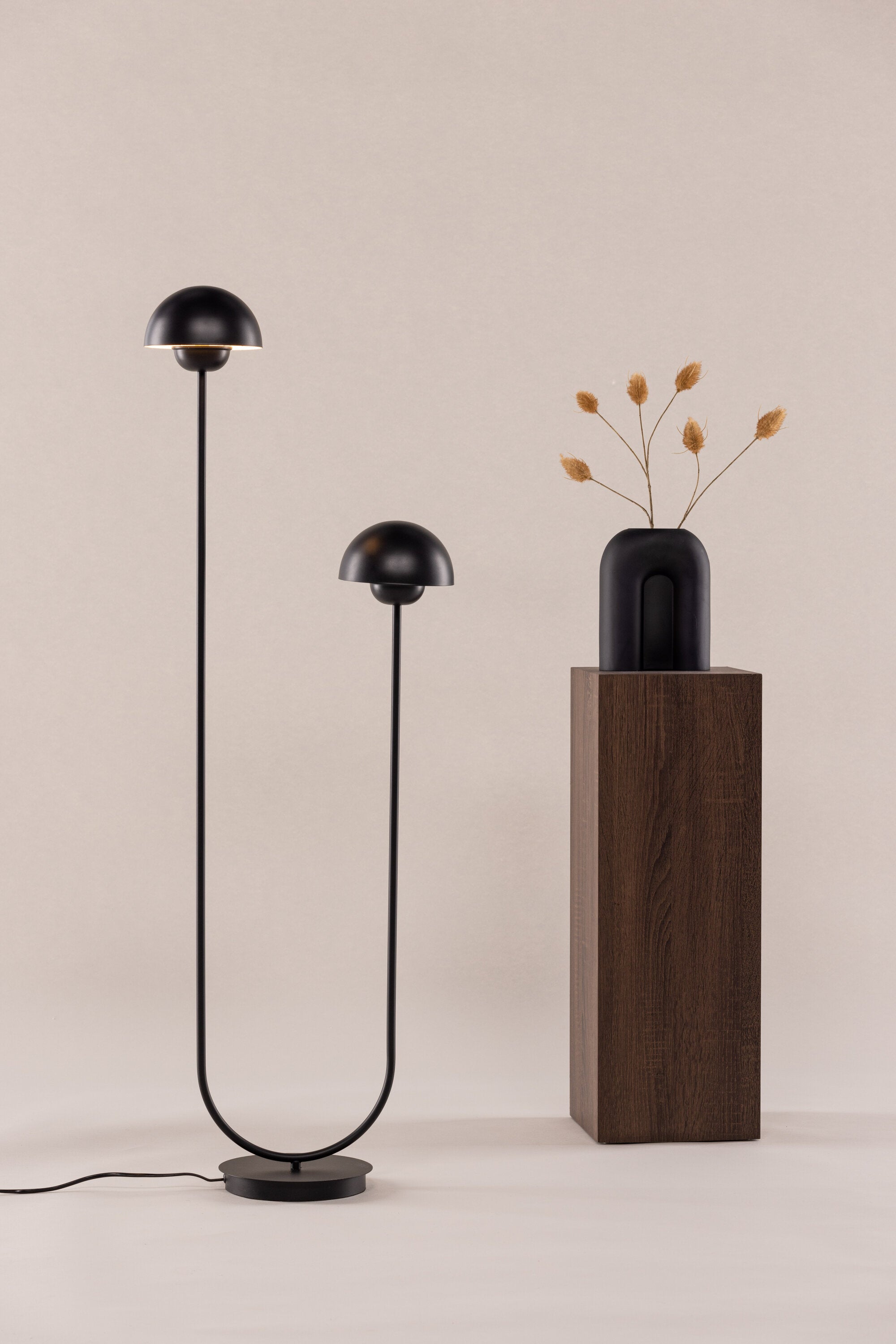 Lyckorna Stehleuchte in Schwarz präsentiert im Onlineshop von KAQTU Design AG. Stehleuchte ist von Vind