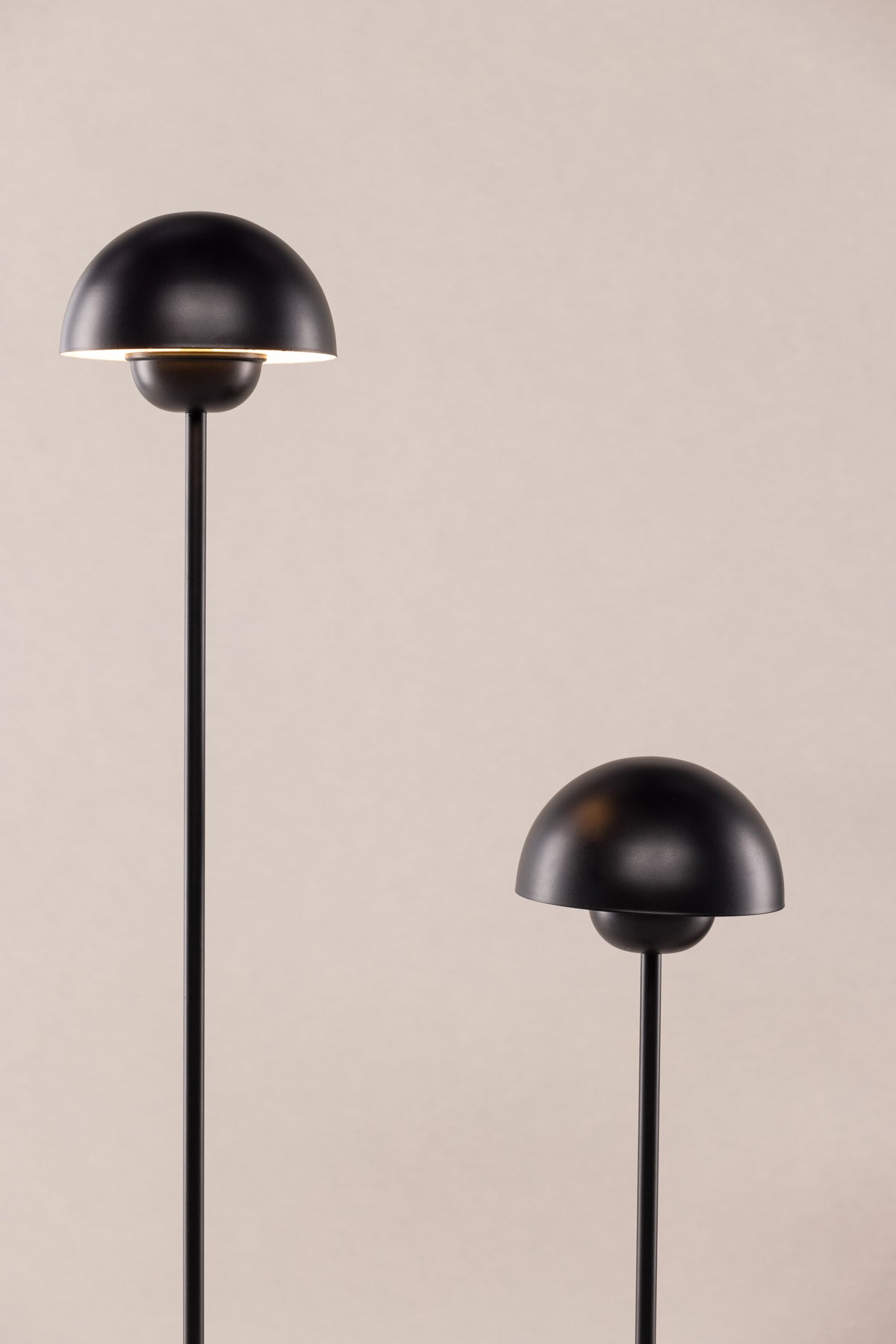Lyckorna Stehleuchte in Schwarz präsentiert im Onlineshop von KAQTU Design AG. Stehleuchte ist von Vind
