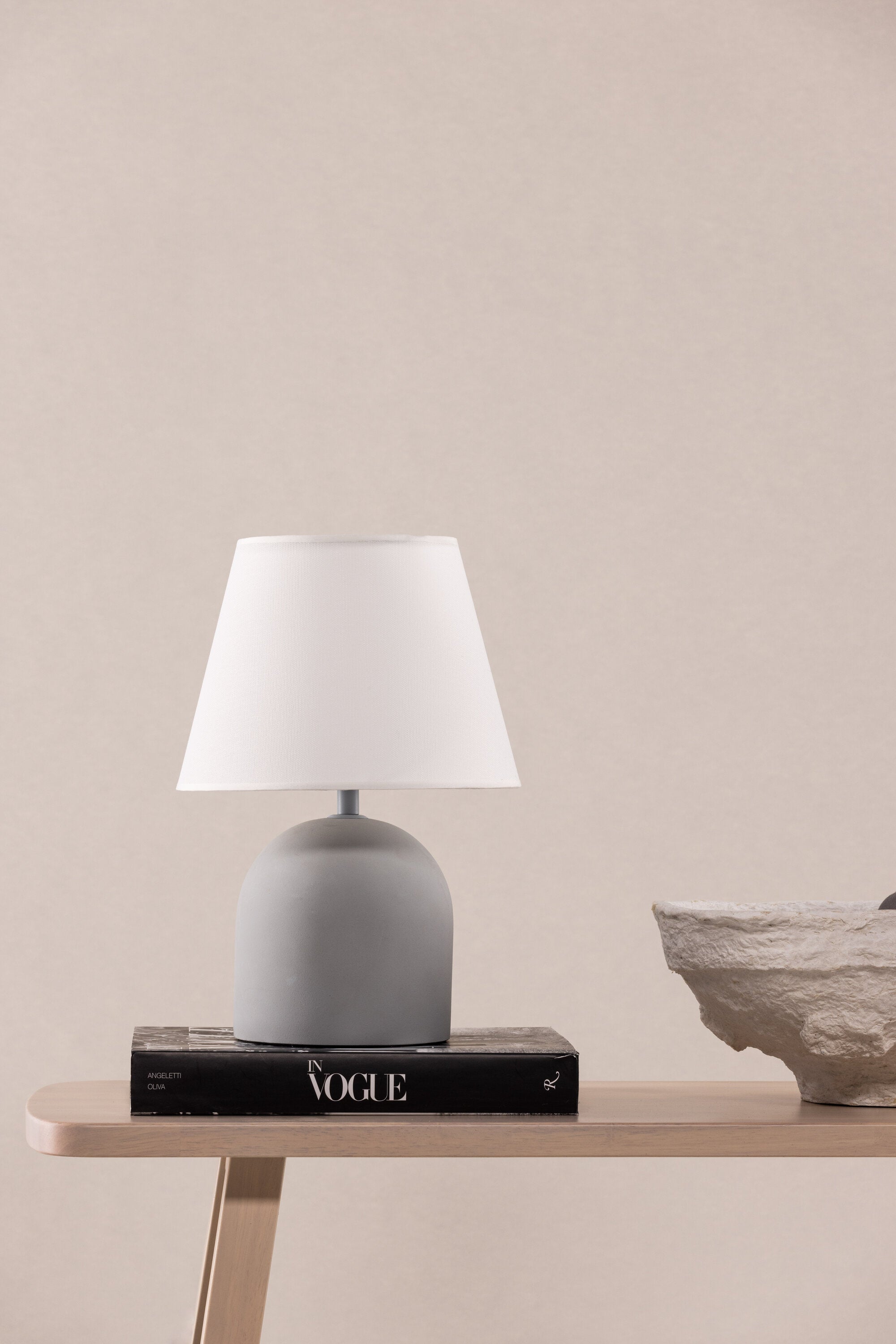 Styrsö Tischleuchte in Grau präsentiert im Onlineshop von KAQTU Design AG. Tischleuchte ist von Vind