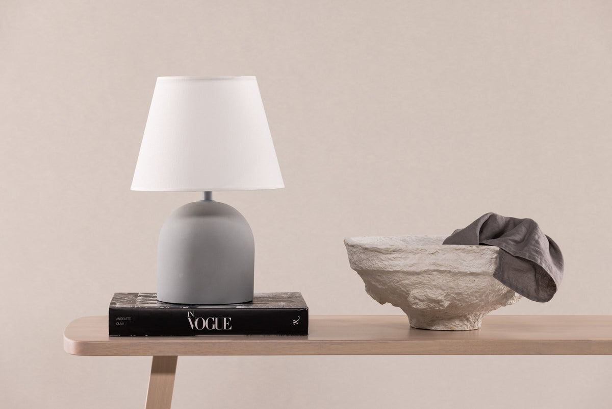 Styrsö Tischleuchte in Grau präsentiert im Onlineshop von KAQTU Design AG. Tischleuchte ist von Vind