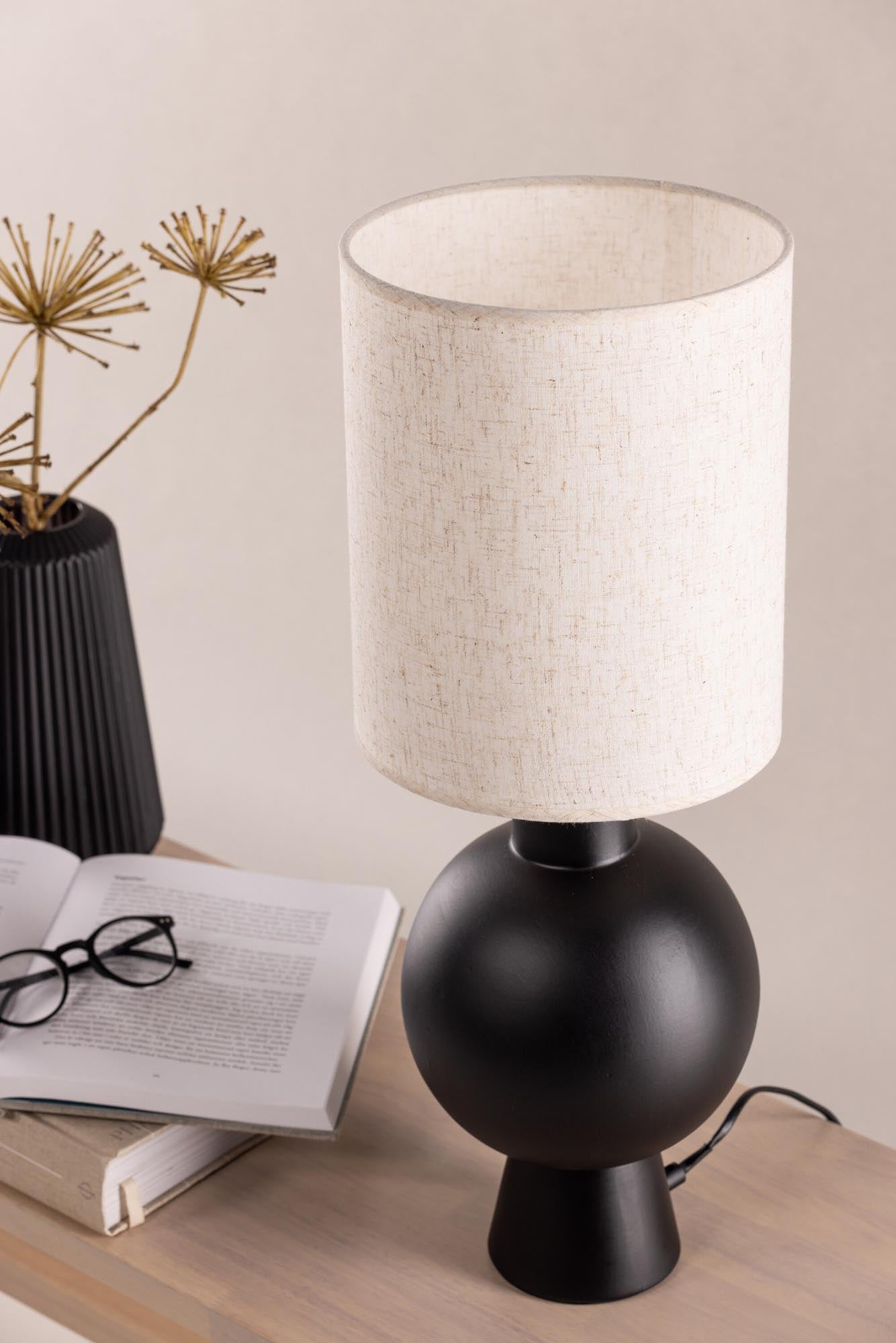 Entdecken Sie die Mysterna Tischleuchte von Vind: modernes Design, sanfte Lichtstreuung und industrielle Eleganz für Ihr Zuhause.