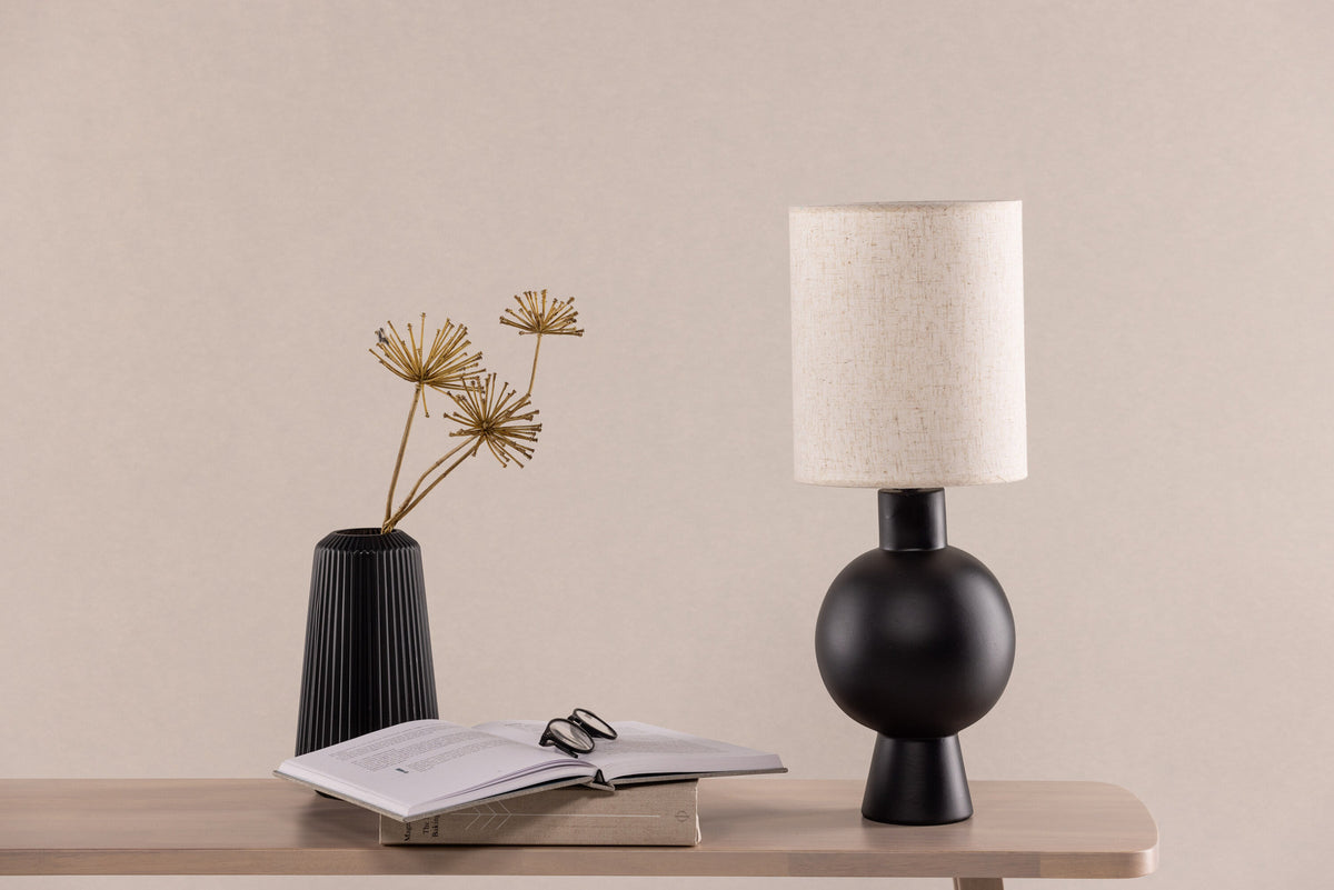 Mysterna Tischleuchte in Schwarz präsentiert im Onlineshop von KAQTU Design AG. Tischleuchte ist von Vind