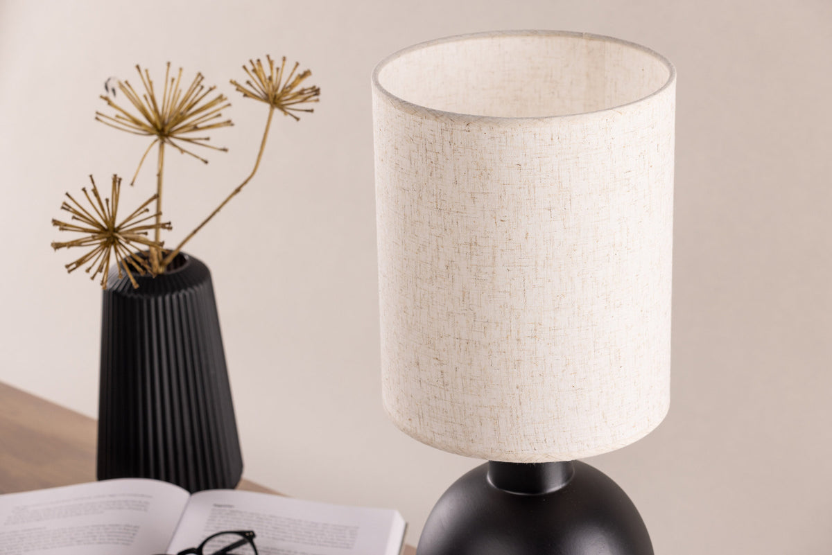 Mysterna Tischleuchte in Schwarz präsentiert im Onlineshop von KAQTU Design AG. Tischleuchte ist von Vind