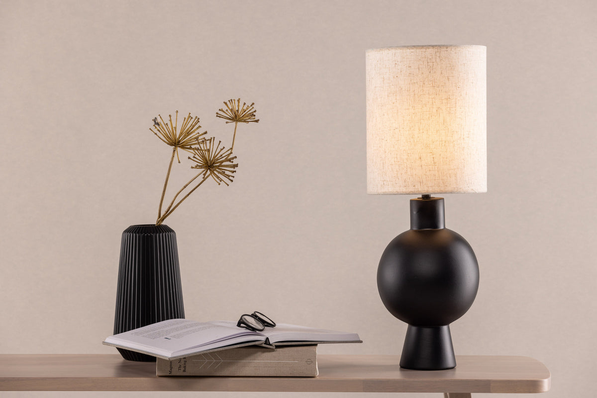 Mysterna Tischleuchte in Schwarz präsentiert im Onlineshop von KAQTU Design AG. Tischleuchte ist von Vind