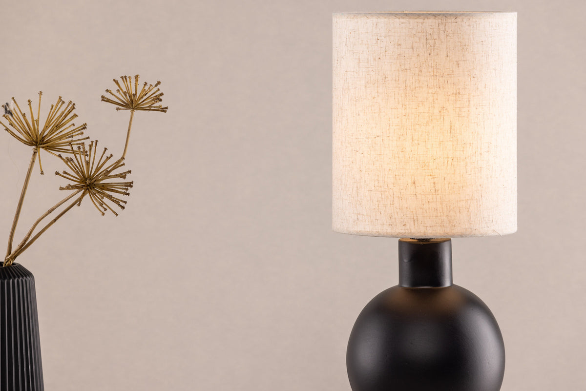 Mysterna Tischleuchte in Schwarz präsentiert im Onlineshop von KAQTU Design AG. Tischleuchte ist von Vind