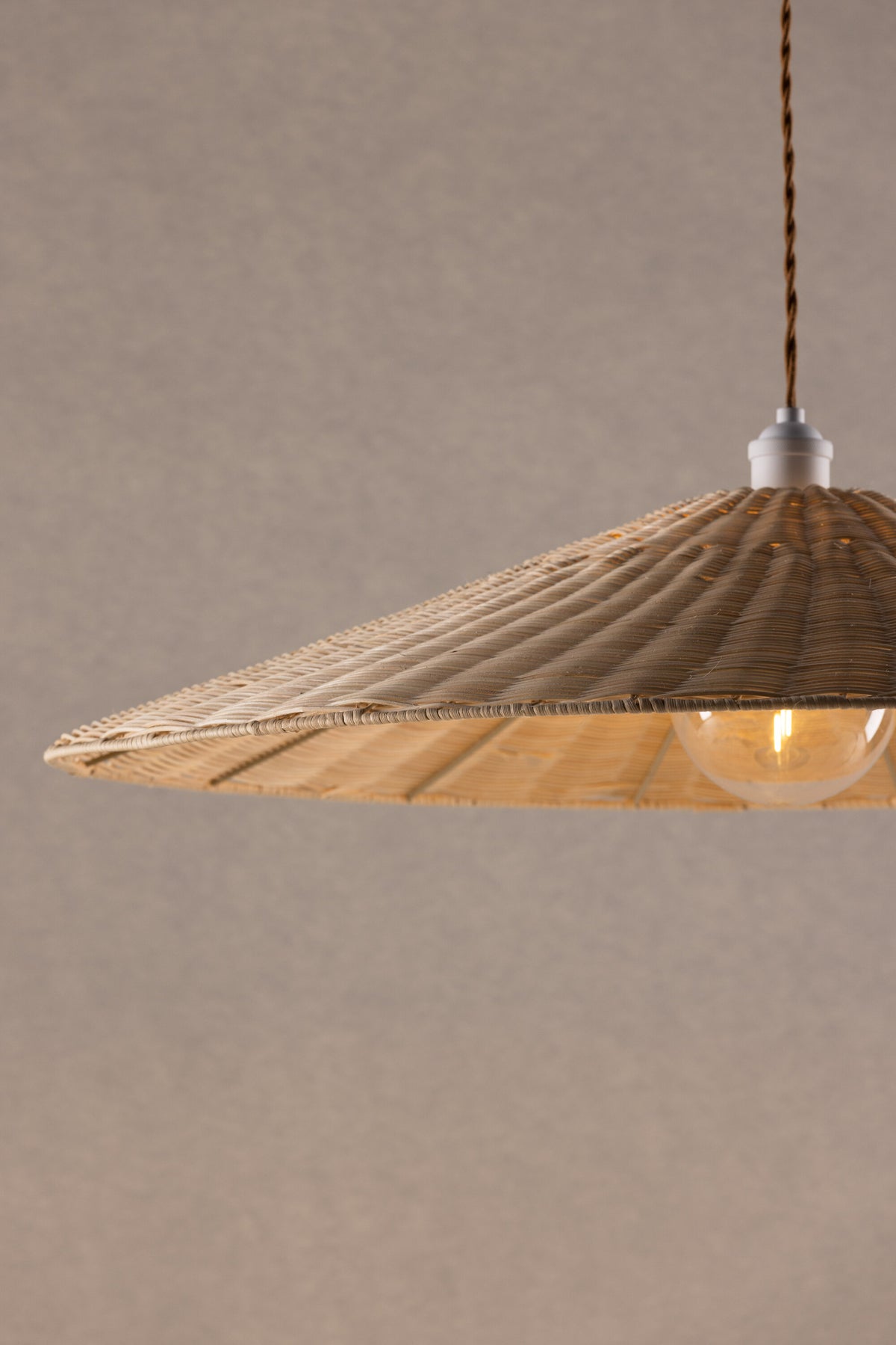 Herrestad Pendelleuchte in Natur präsentiert im Onlineshop von KAQTU Design AG. Pendelleuchte ist von Vind