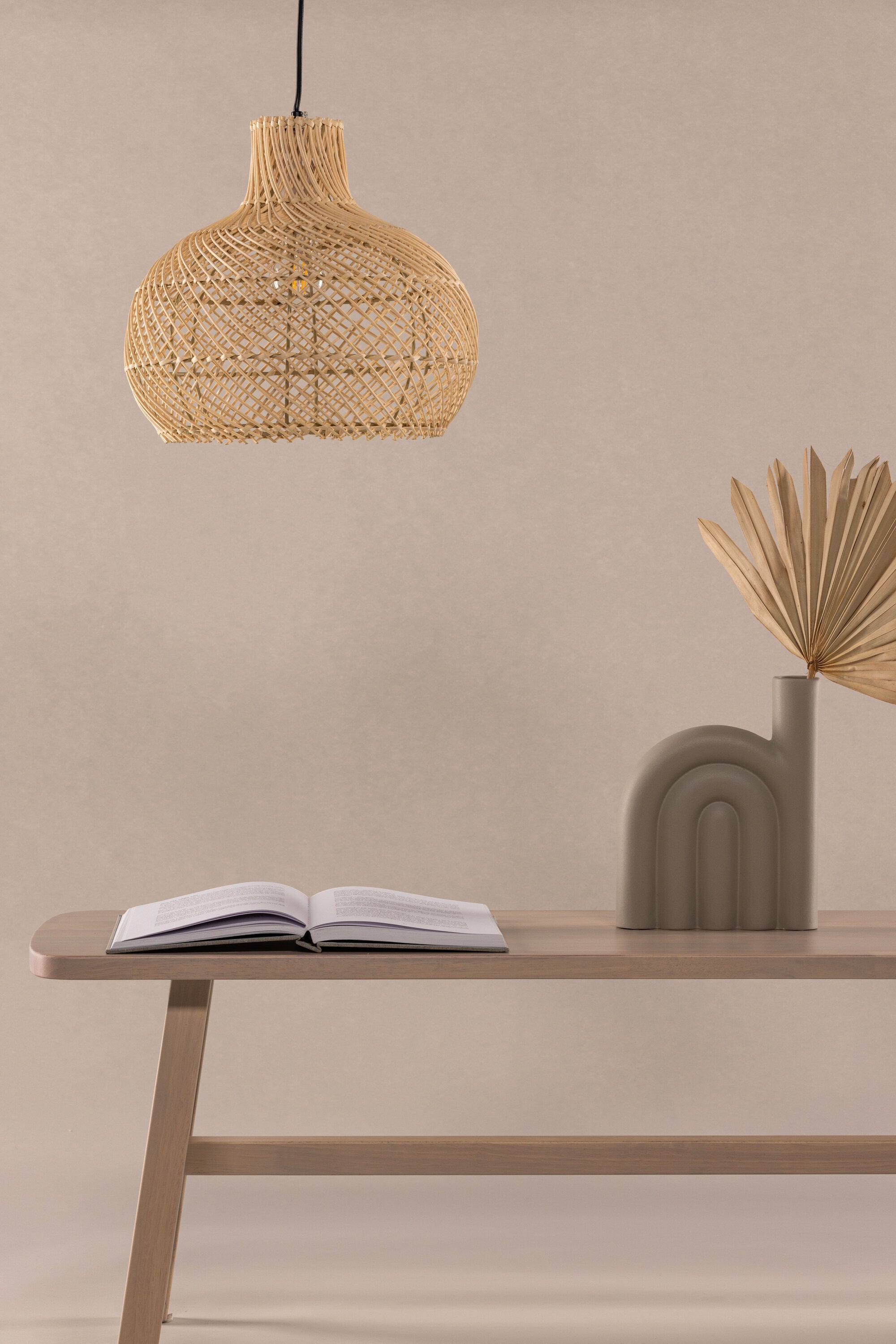 Varekil Pendelleuchte in Natur präsentiert im Onlineshop von KAQTU Design AG. Pendelleuchte ist von Vind