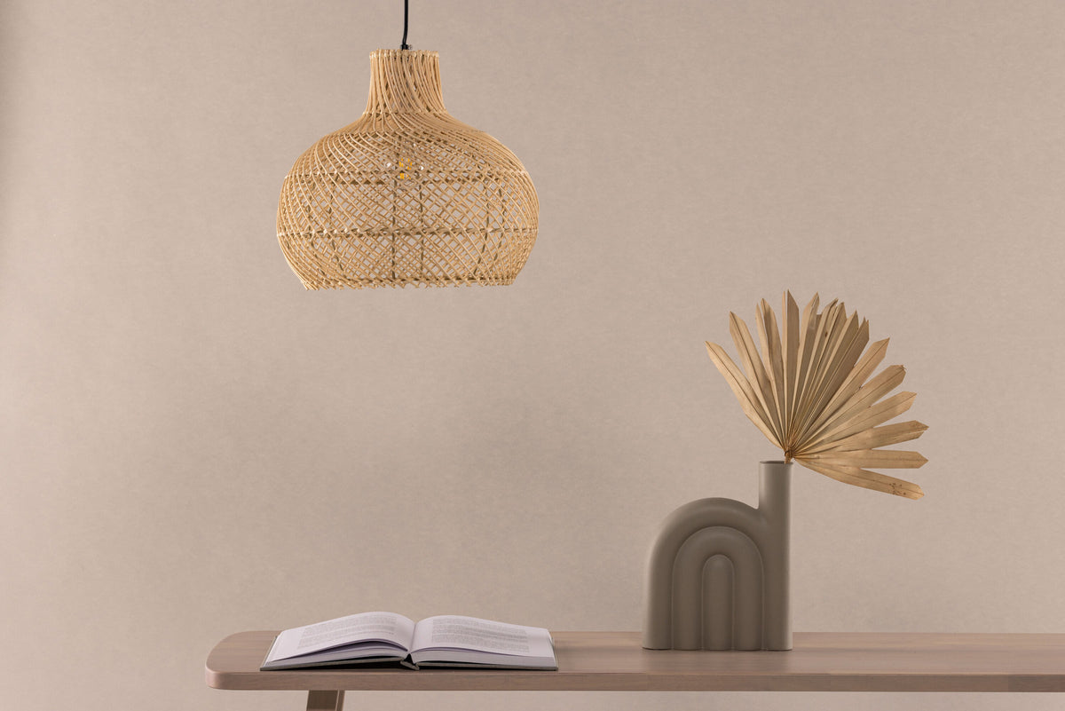 Varekil Pendelleuchte in Natur präsentiert im Onlineshop von KAQTU Design AG. Pendelleuchte ist von Vind