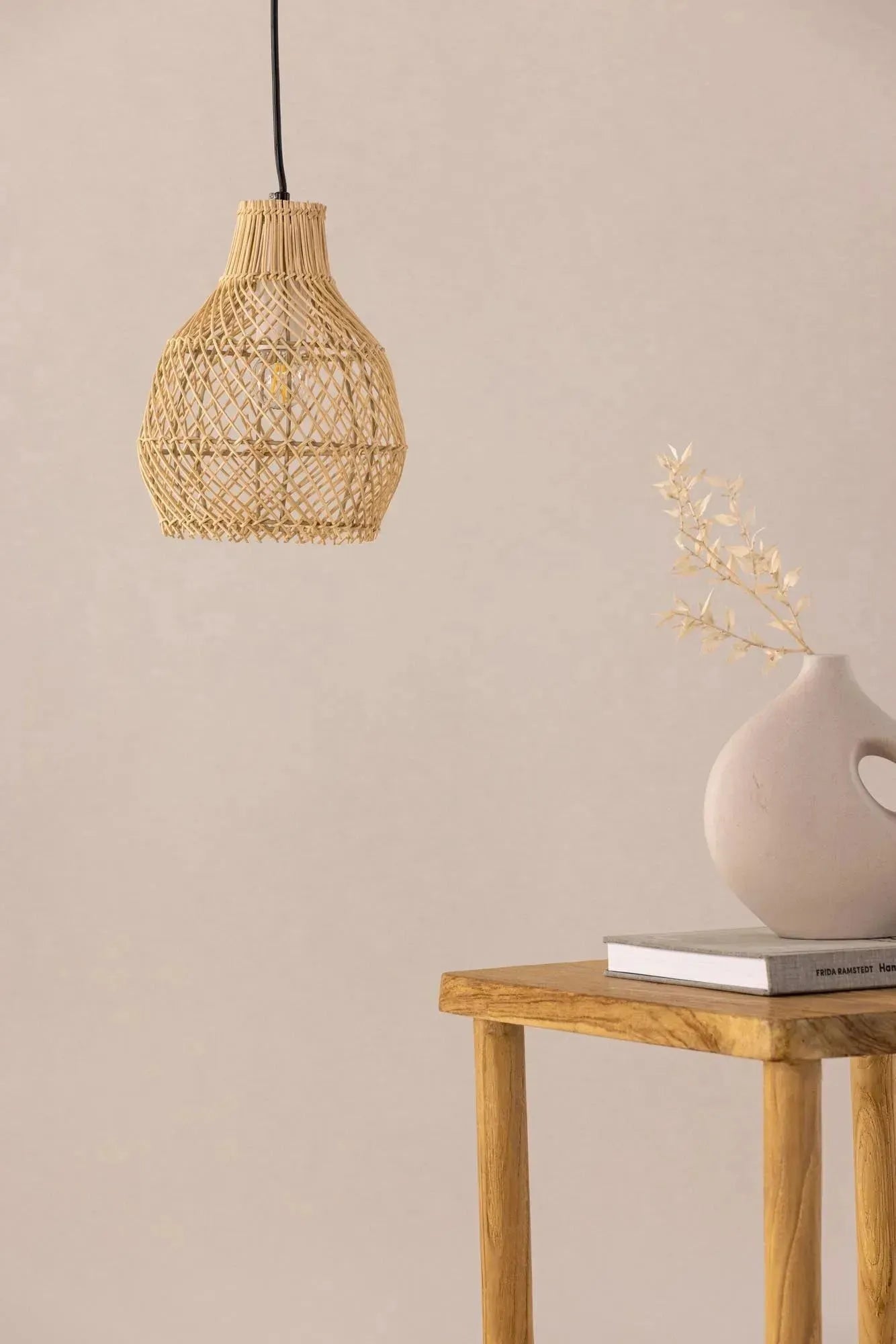 Varekil Pendelleuchte: Zeitlose Raffinesse aus nachhaltigem Rattan.