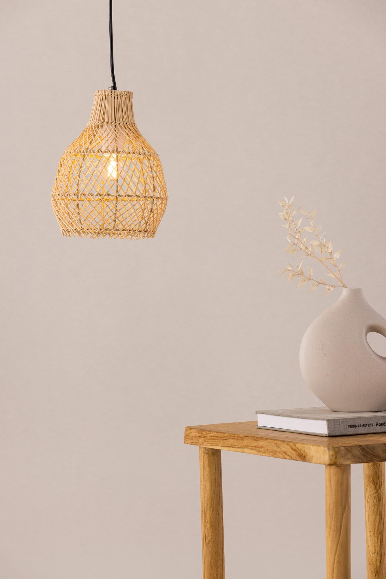Varekil Pendelleuchte: Stilvolles Design aus hochwertigem Rattan, das jedem Raum eine warme Atmosphäre verleiht und für harmonisches Licht sorgt.