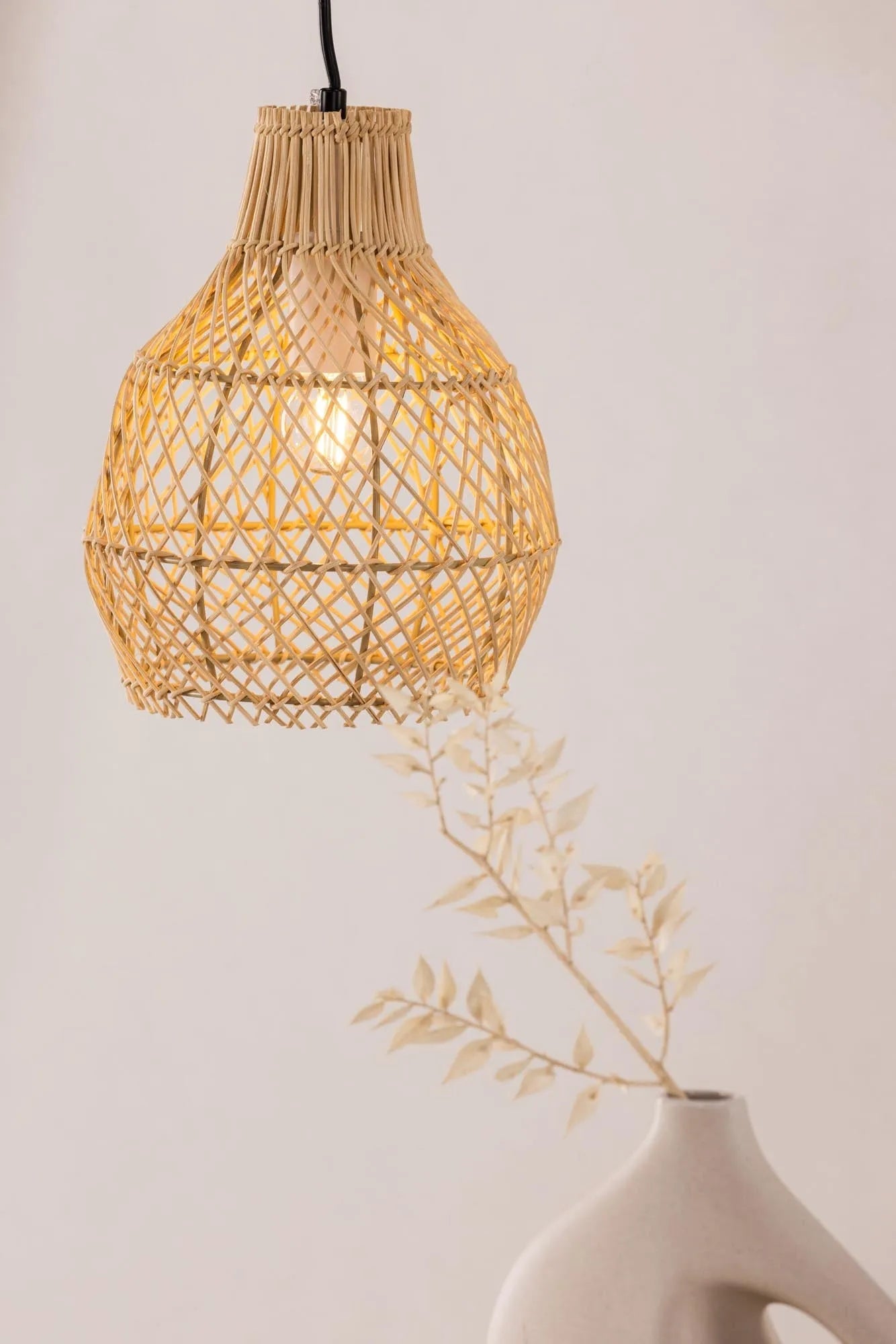 Varekil Pendelleuchte: Elegante Rattan-Ästhetik für Ihr Zuhause.