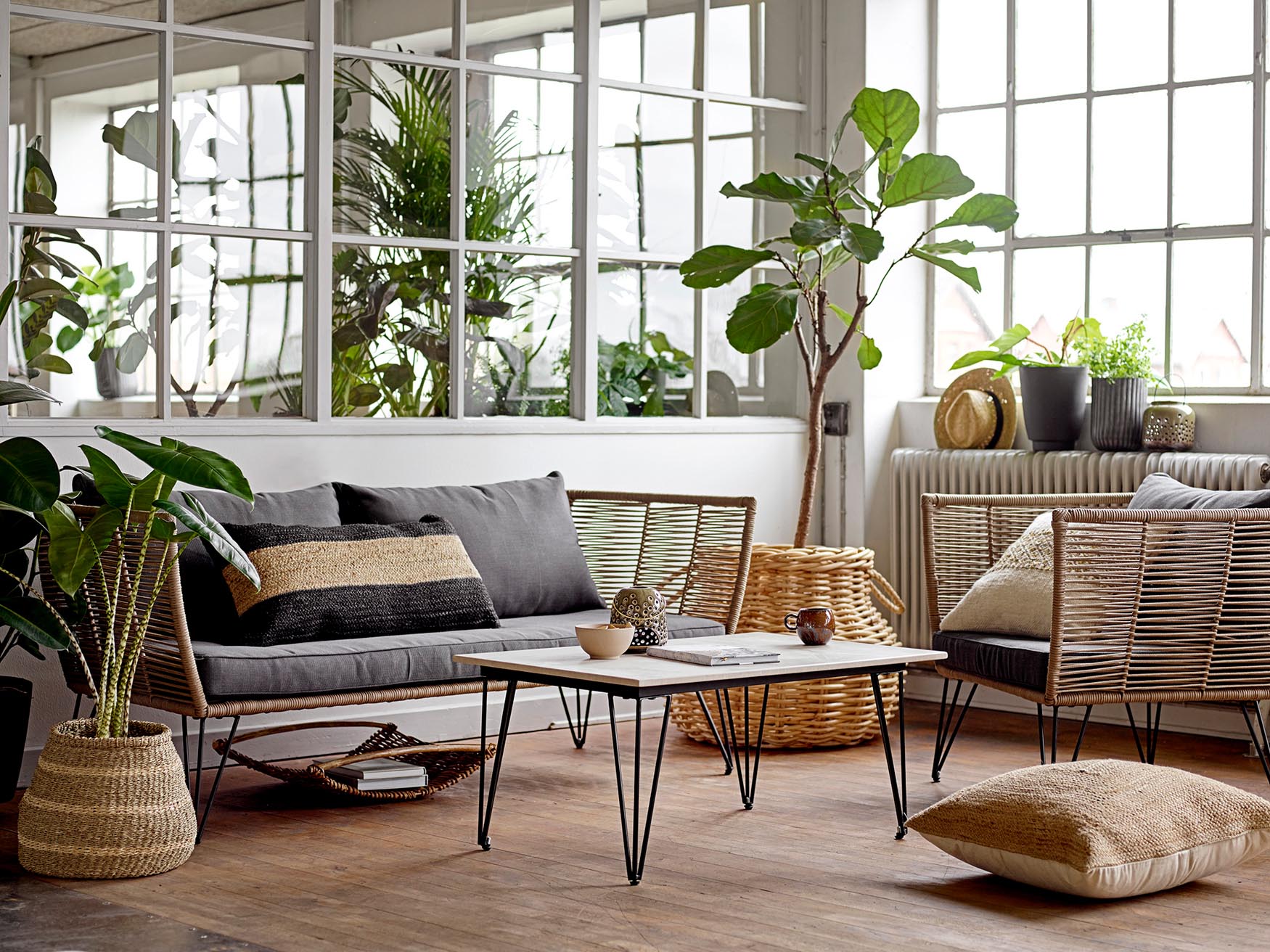 Der Mundo Couchtisch von Bloomingville: Stilvoller Beton trifft auf moderne Metallfüße für Ihre Outdoor-Oase.
