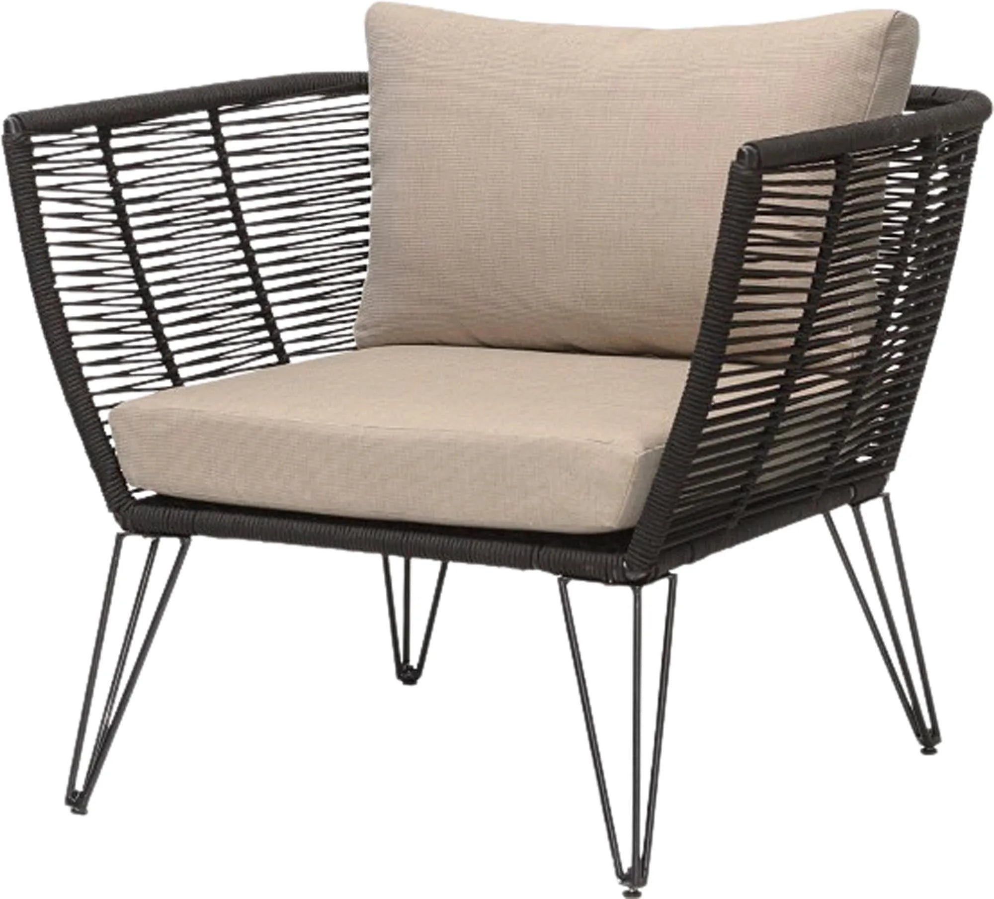 Eleganter Loungesessel aus schwarzem Metall mit handgewebtem Polyesterseil und waschbaren sandfarbenen Polstern.