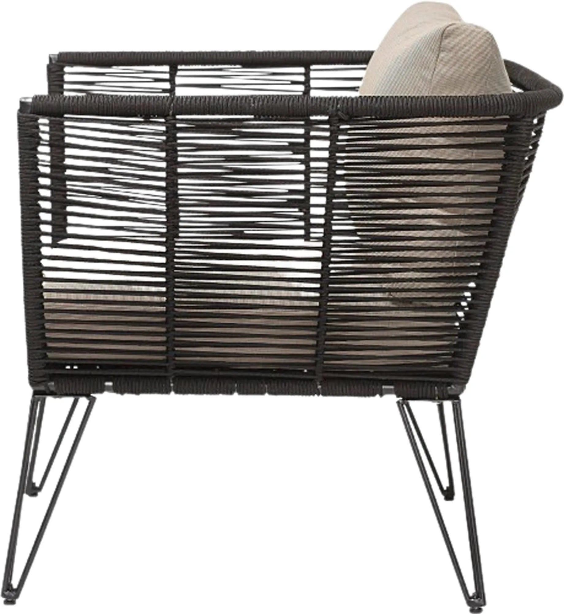 Eleganter Loungesessel aus schwarzem Metall mit handgewebtem Polyesterseil und waschbaren sandfarbenen Polstern.