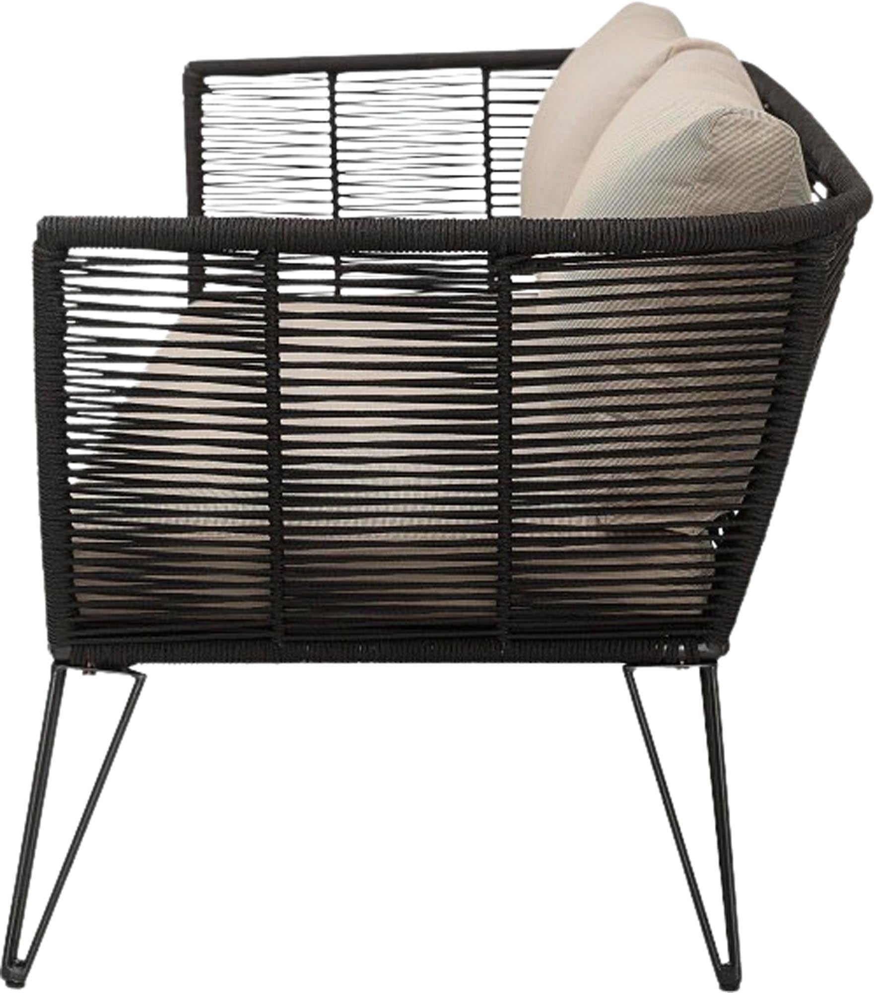 Das Mundo Sofa von Bloomingville bietet stilvolles Design mit schwarzem Stoff und stabilem Metallrahmen, ideal für den Außenbereich.
