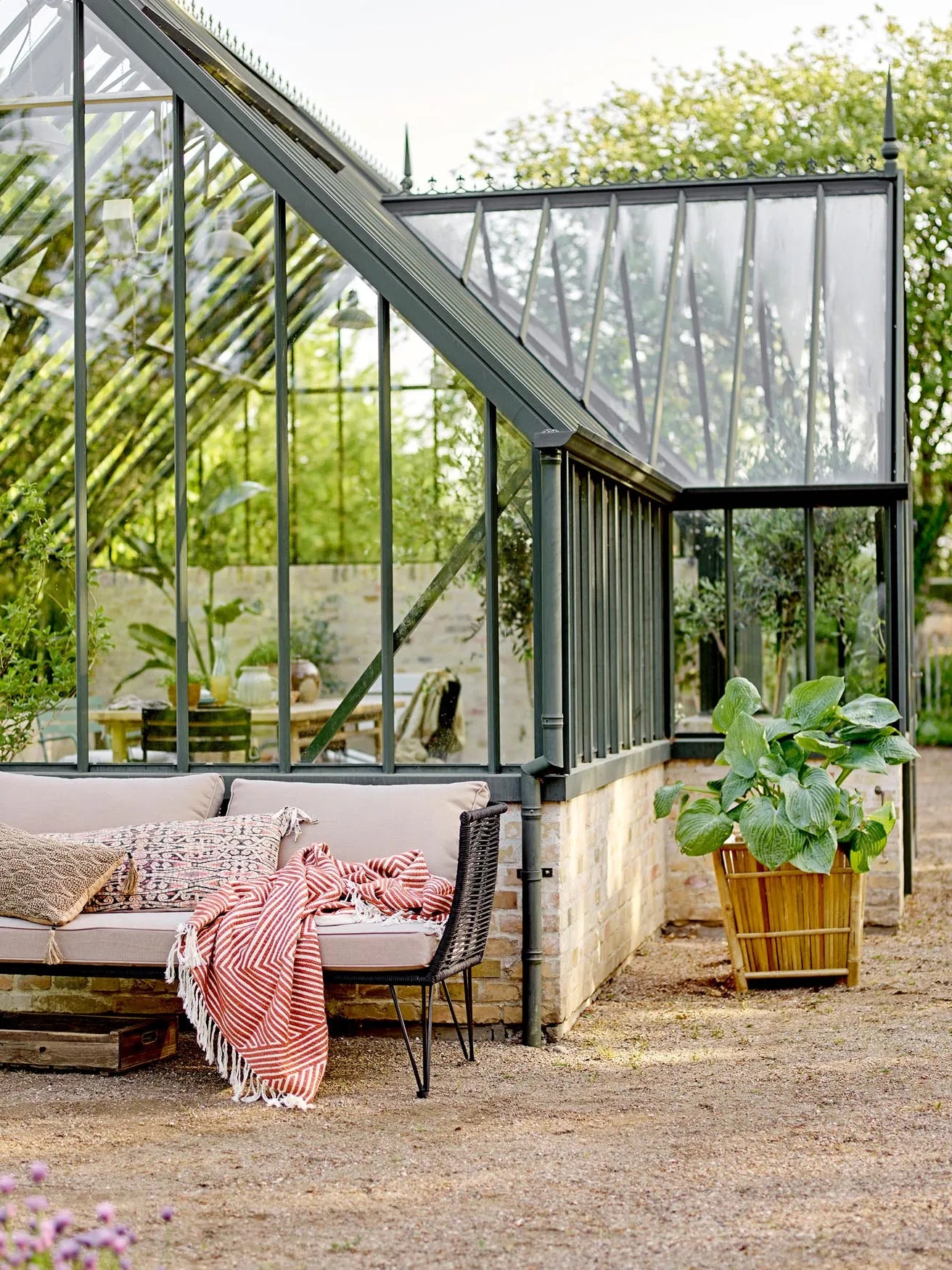 Elegantes 2er-Sofa mit schwarzem Metallrahmen und handgewebtem Polyesterseil, abnehmbare sandfarbene Bezüge, ideal für modernes Wohnen.
