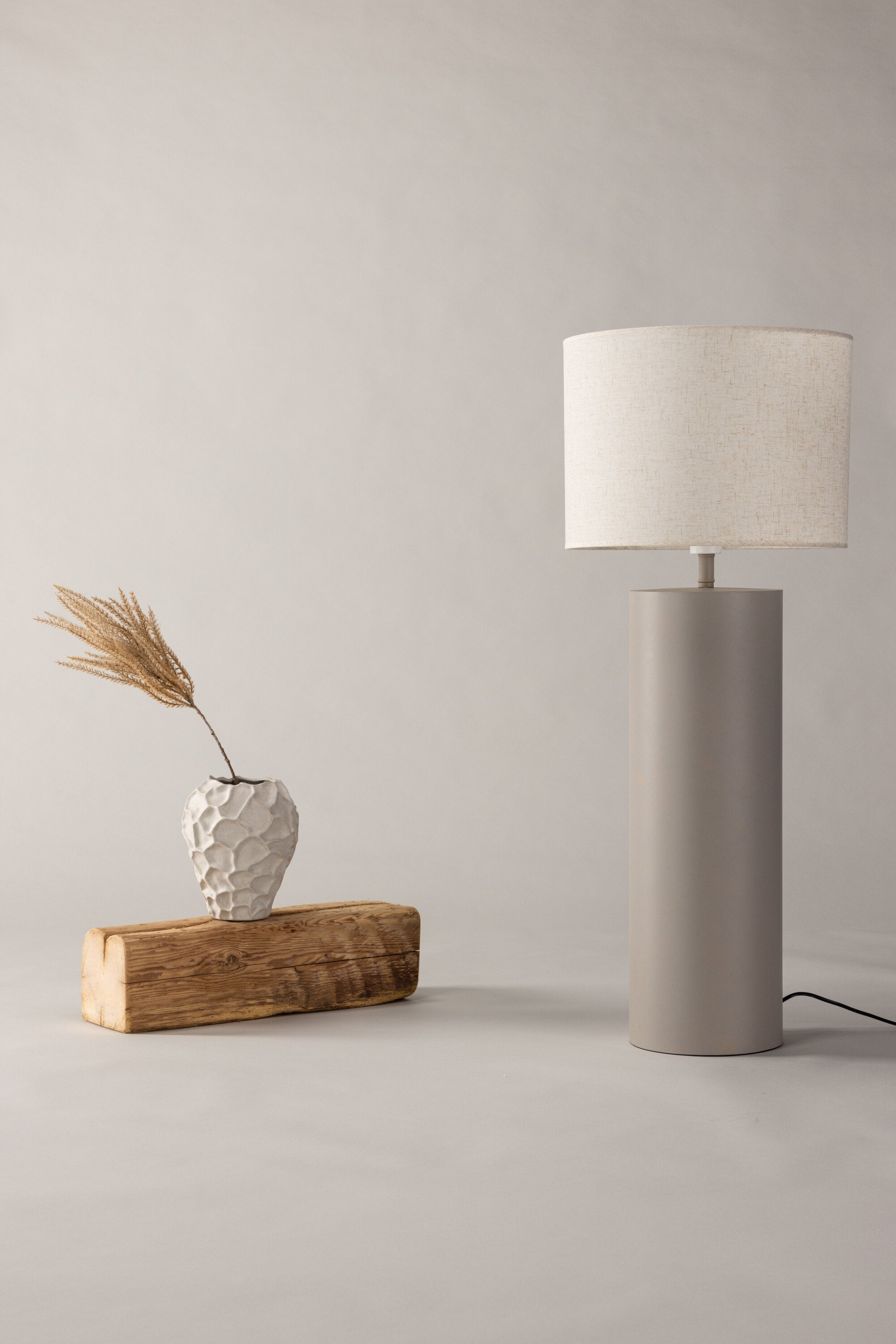 Umeå x Josefin Lustig Lighting in Grau präsentiert im Onlineshop von KAQTU Design AG. Stehleuchte ist von Vind