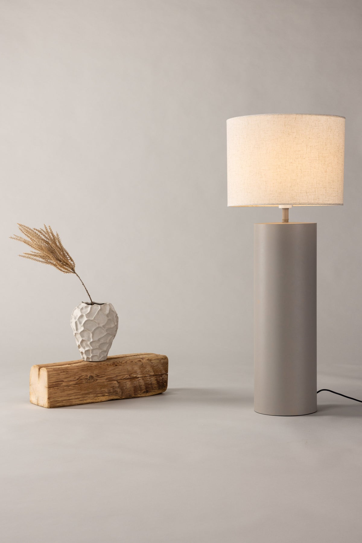 Umeå x Josefin Lustig Lighting in Grau präsentiert im Onlineshop von KAQTU Design AG. Stehleuchte ist von Vind