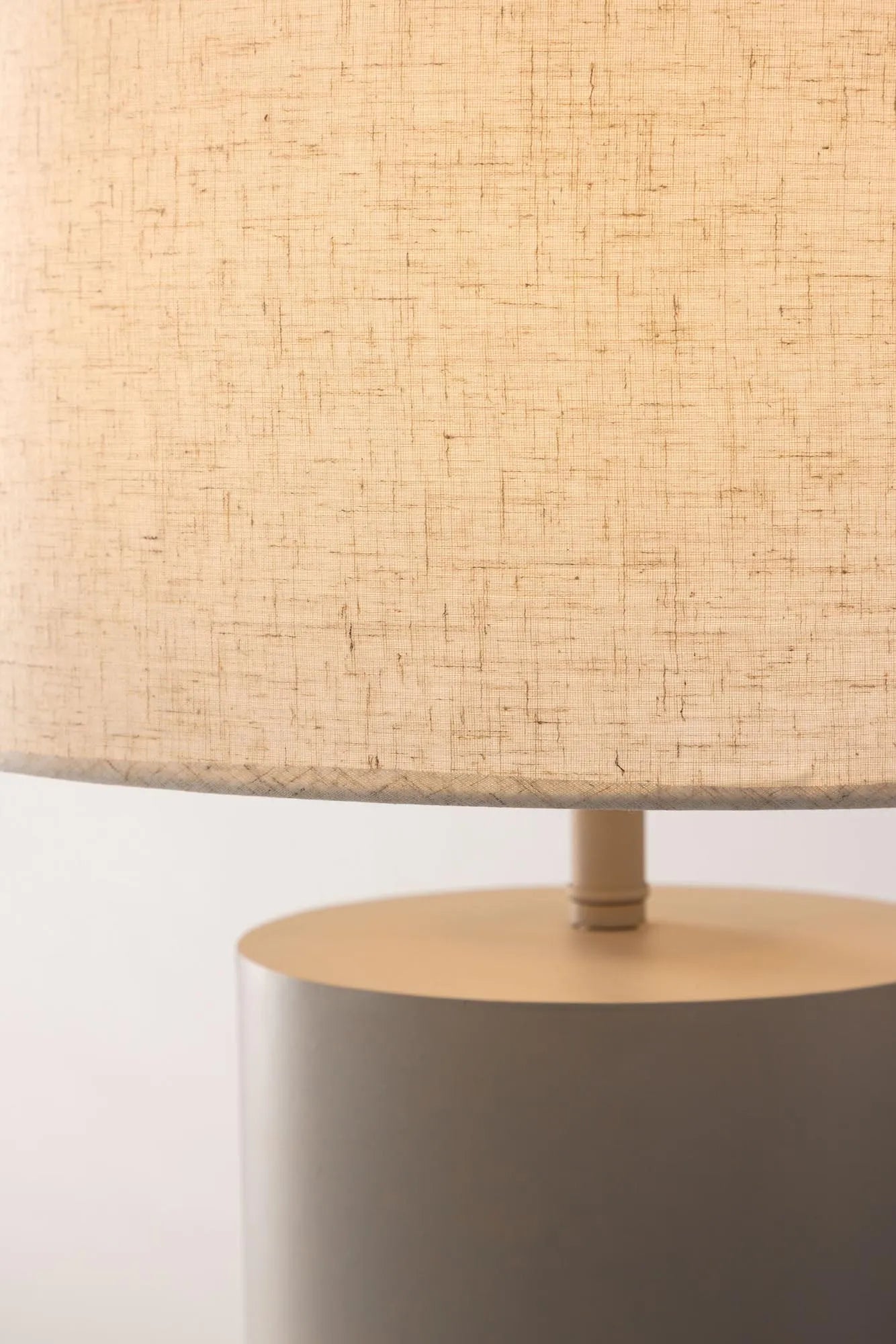 Die UMEÅ Stehleuchte besticht durch ihr elegantes Design und langlebige Materialien, ideal für stilvolle Wohnräume.