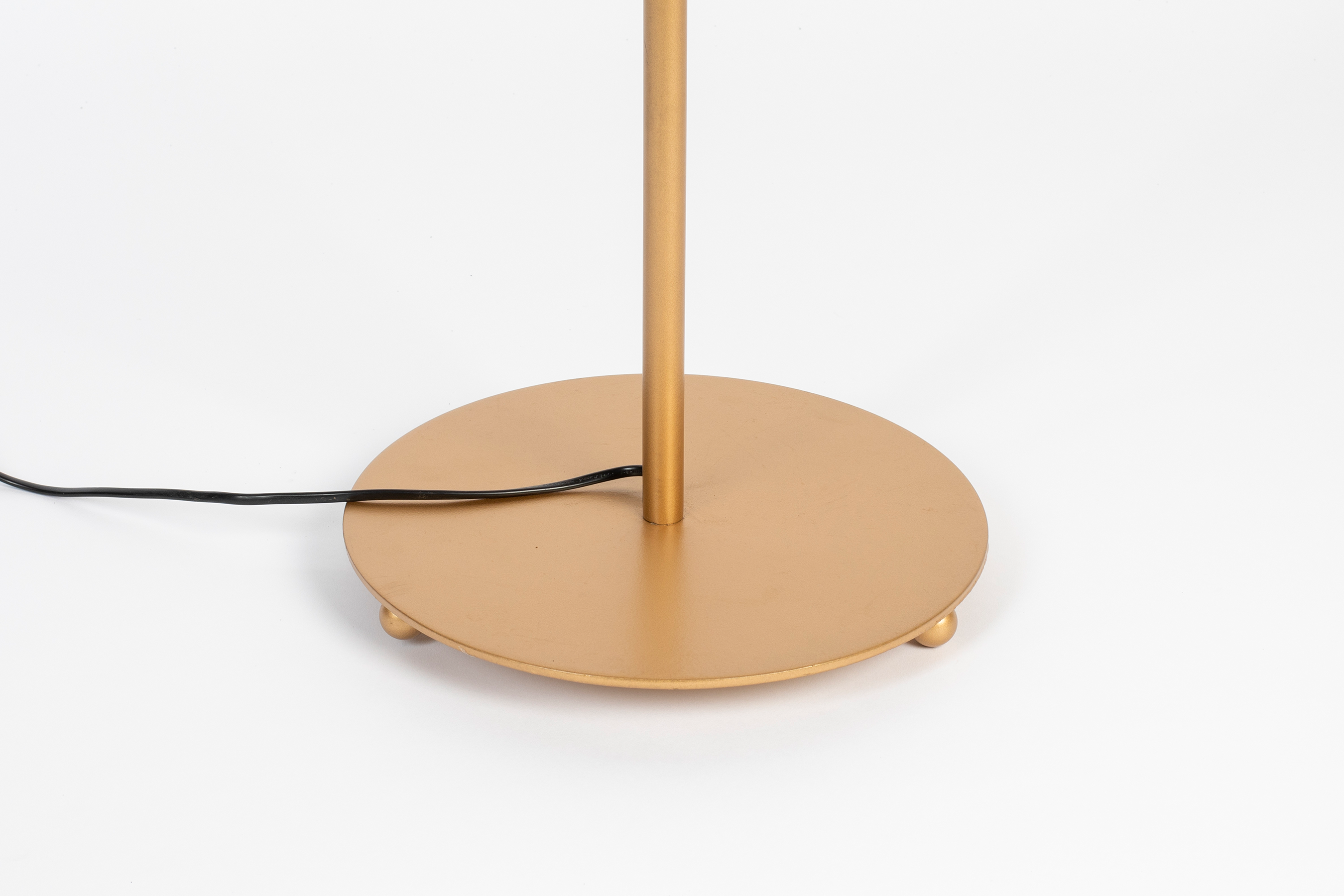 Stehleuchte LENA in Gold präsentiert im Onlineshop von KAQTU Design AG. Stehleuchte ist von White Label Living