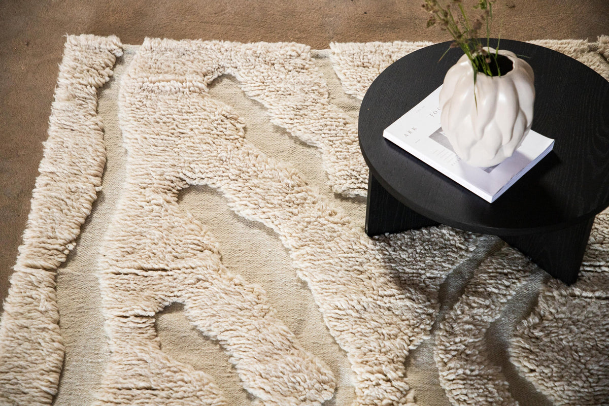 Trondheim x Josefin Lustig Teppich in Beige präsentiert im Onlineshop von KAQTU Design AG. Teppich ist von Vind