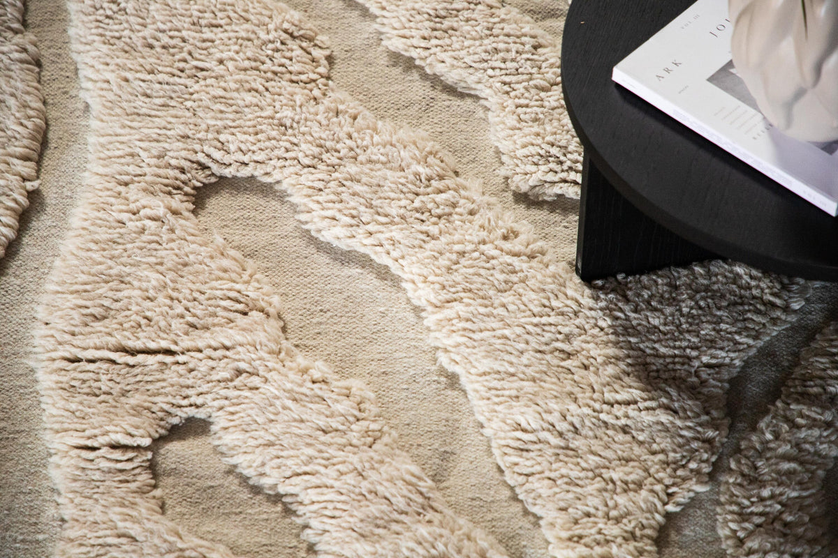 Trondheim x Josefin Lustig Teppich in Beige präsentiert im Onlineshop von KAQTU Design AG. Teppich ist von Vind