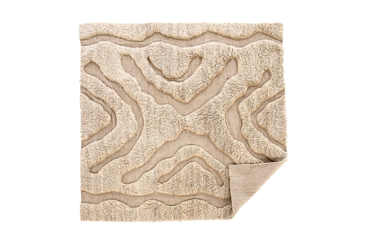 Trondheim x Josefin Lustig Teppich in Beige präsentiert im Onlineshop von KAQTU Design AG. Teppich ist von Vind
